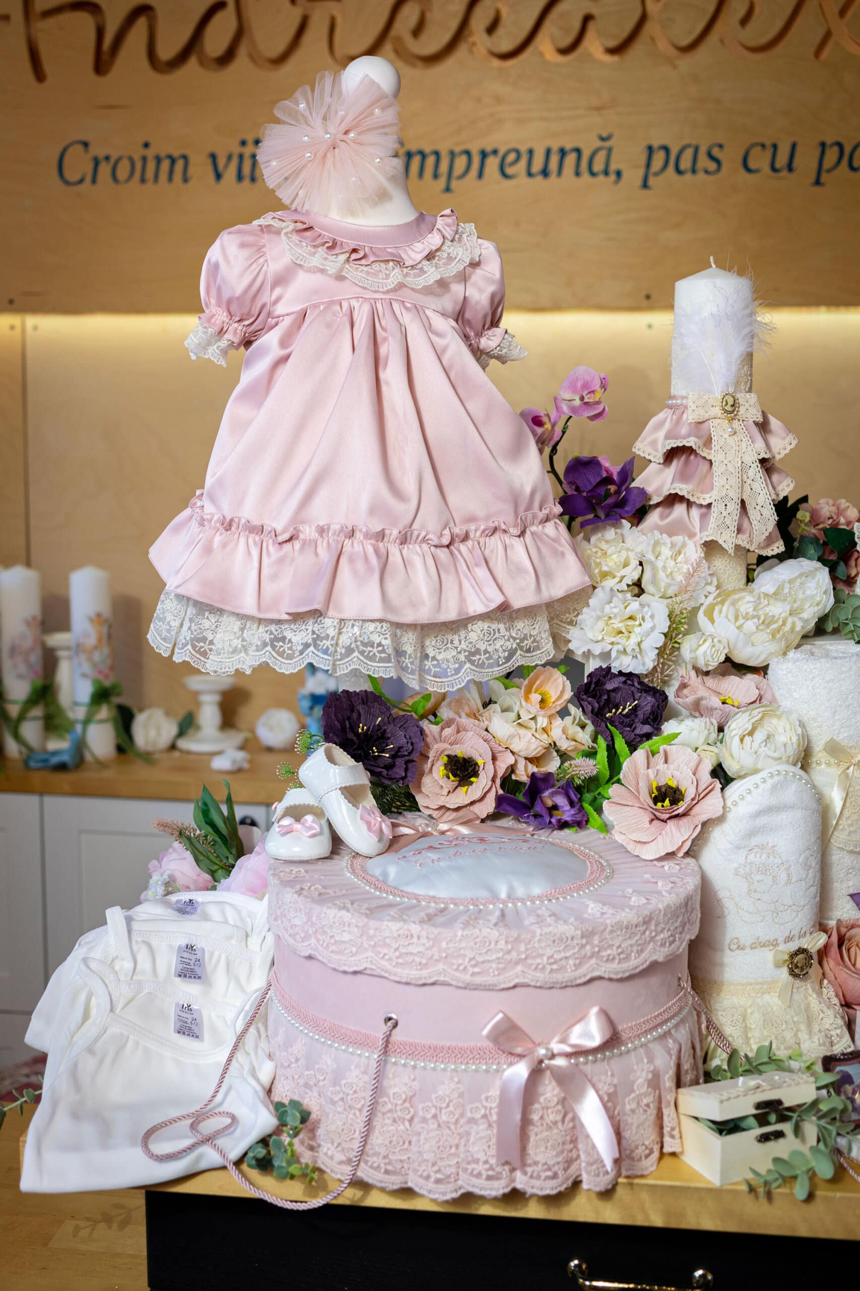 Set complet botez (trusou) - Micuța Crăiasă - roz - Volane Vintage 2 Set complet botez (trusou) - Micuța Crăiasă - roz - Volane Vintage - imagine 2