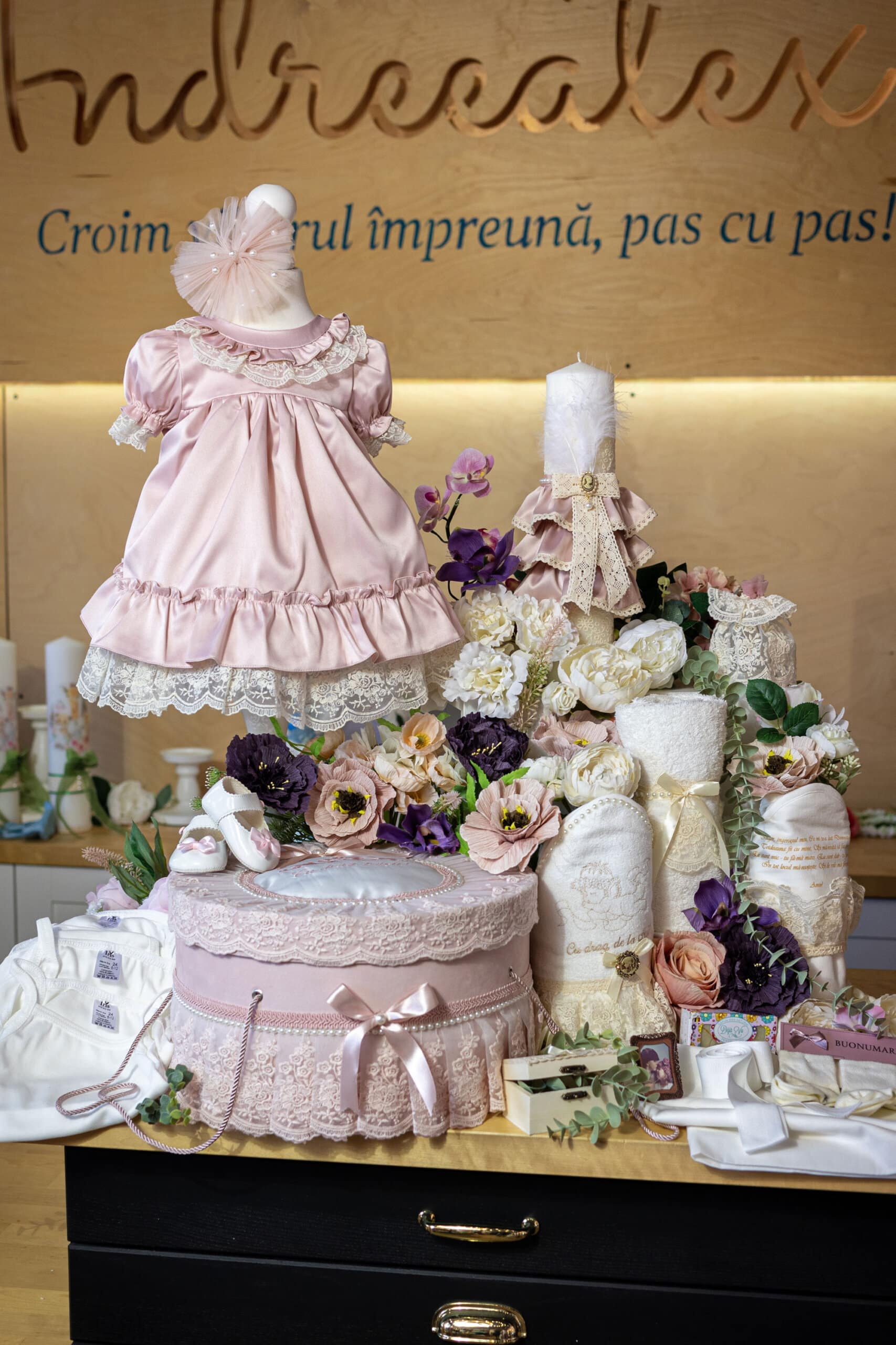 Set complet botez (trusou) - Micuța Crăiasă - roz - Volane Vintage 1 Set complet botez (trusou) - Micuța Crăiasă - roz - Volane Vintage