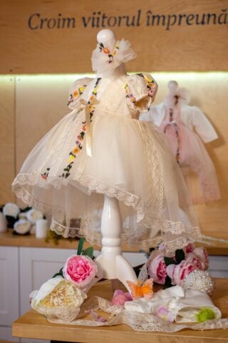 rochie-bej-cu-flori-romanita-cu-trena-FRNIȚA369 (5)