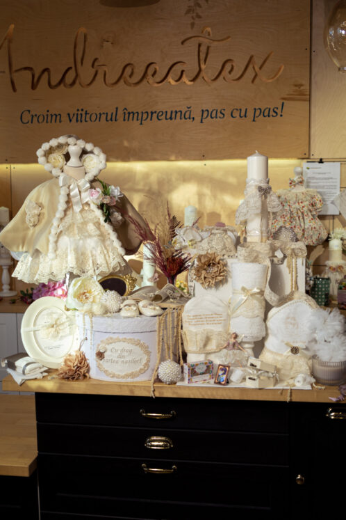 Set complet botez (trusou) - Claire și Capă floare - bej - imagine 2