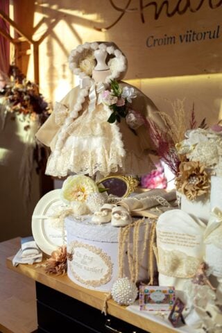 Set complet botez (trusou) - Claire și Capă floare - bej