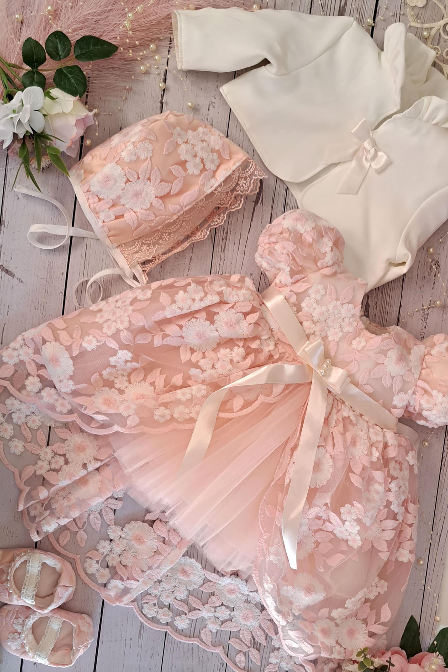 Set Pauline (mânecă scurtă) - roz cu flori albe 3 Set Pauline (mânecă scurtă) - roz cu flori albe - imagine 3