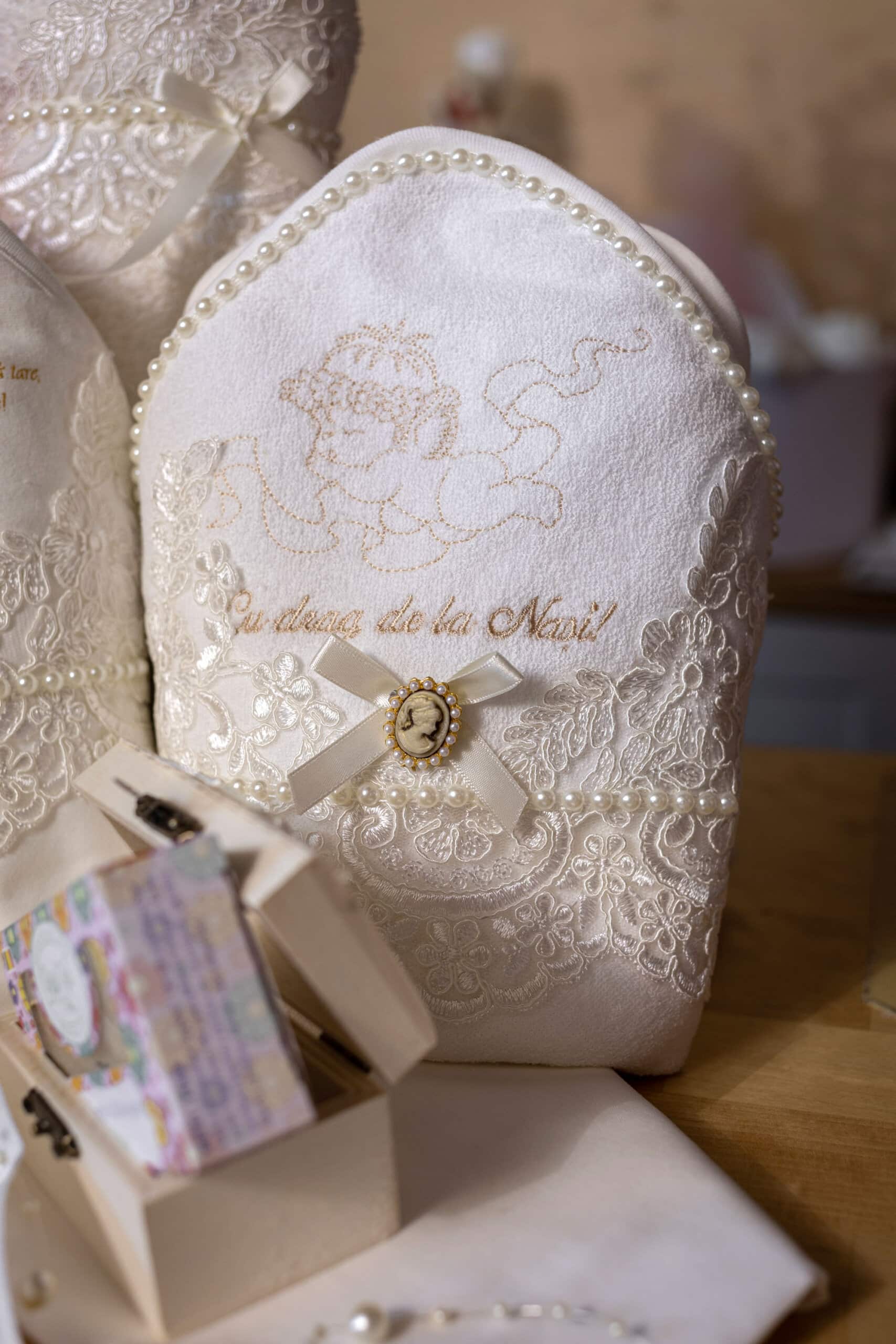 Set complet botez (trusou) - Pauline - ivoire 15 Set complet botez (trusou) - Pauline - ivoire - imagine 15