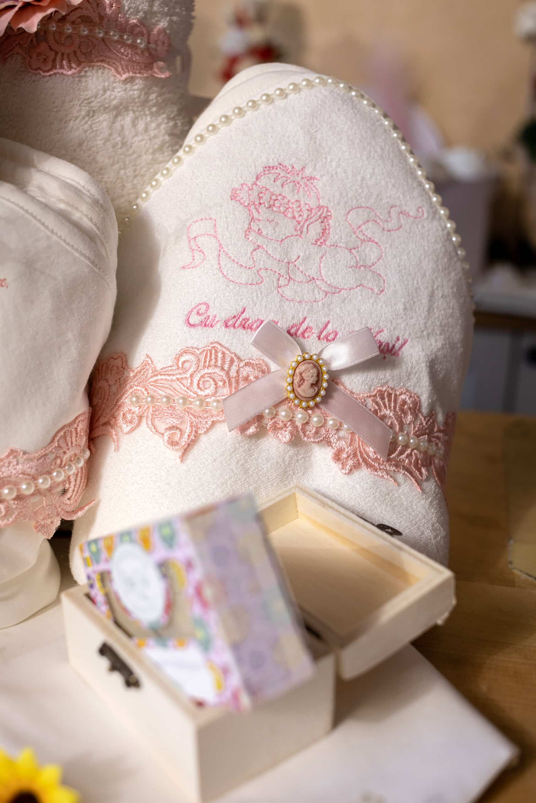 Set complet botez (trusou) - Pauline - roz//ivoire 9 Set complet botez (trusou) - Pauline - roz//ivoire - imagine 9