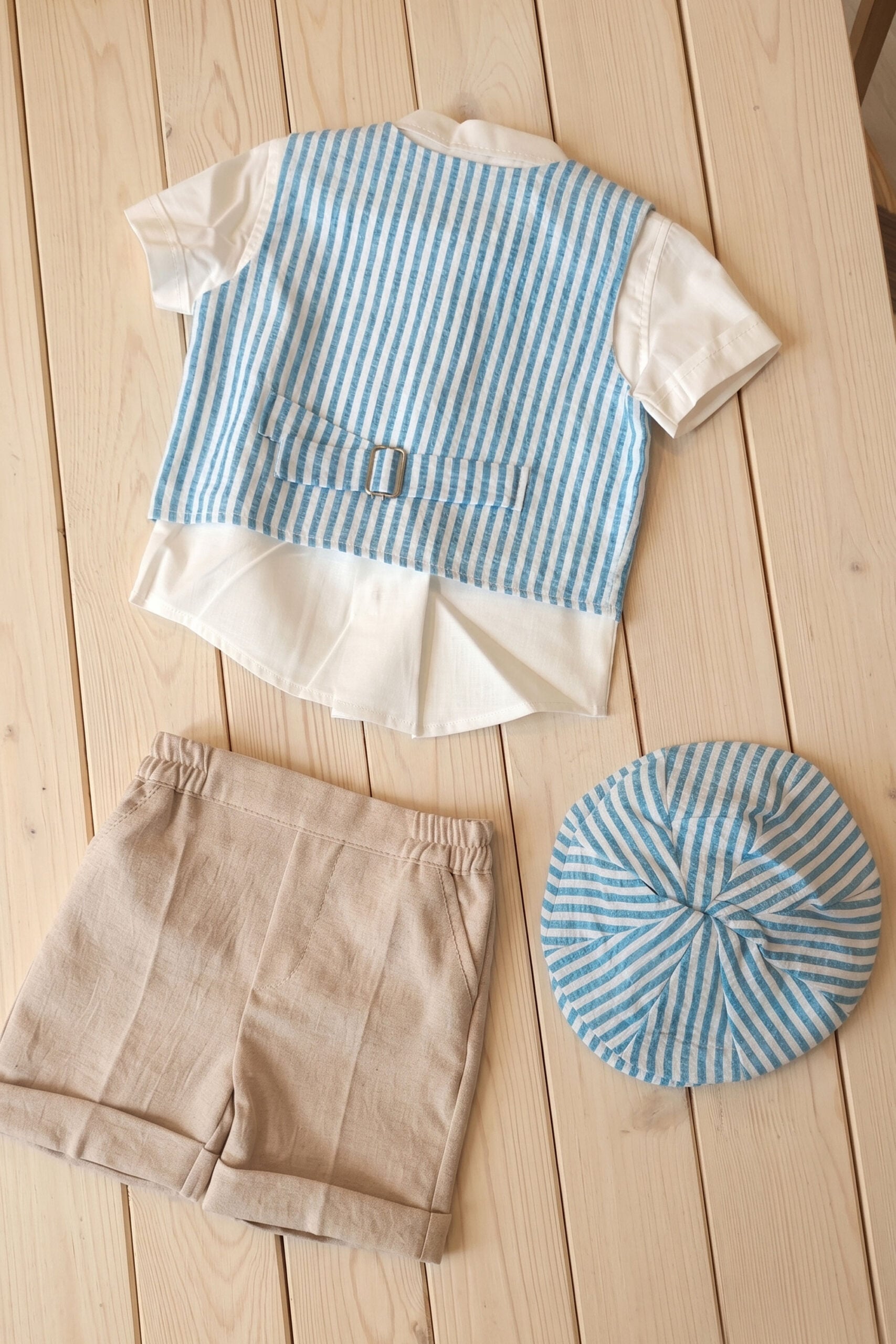 Costum Hugo - vestă dungi cu pantaloni bej 4 Costum De Botez Baieti Hugo Bej 2