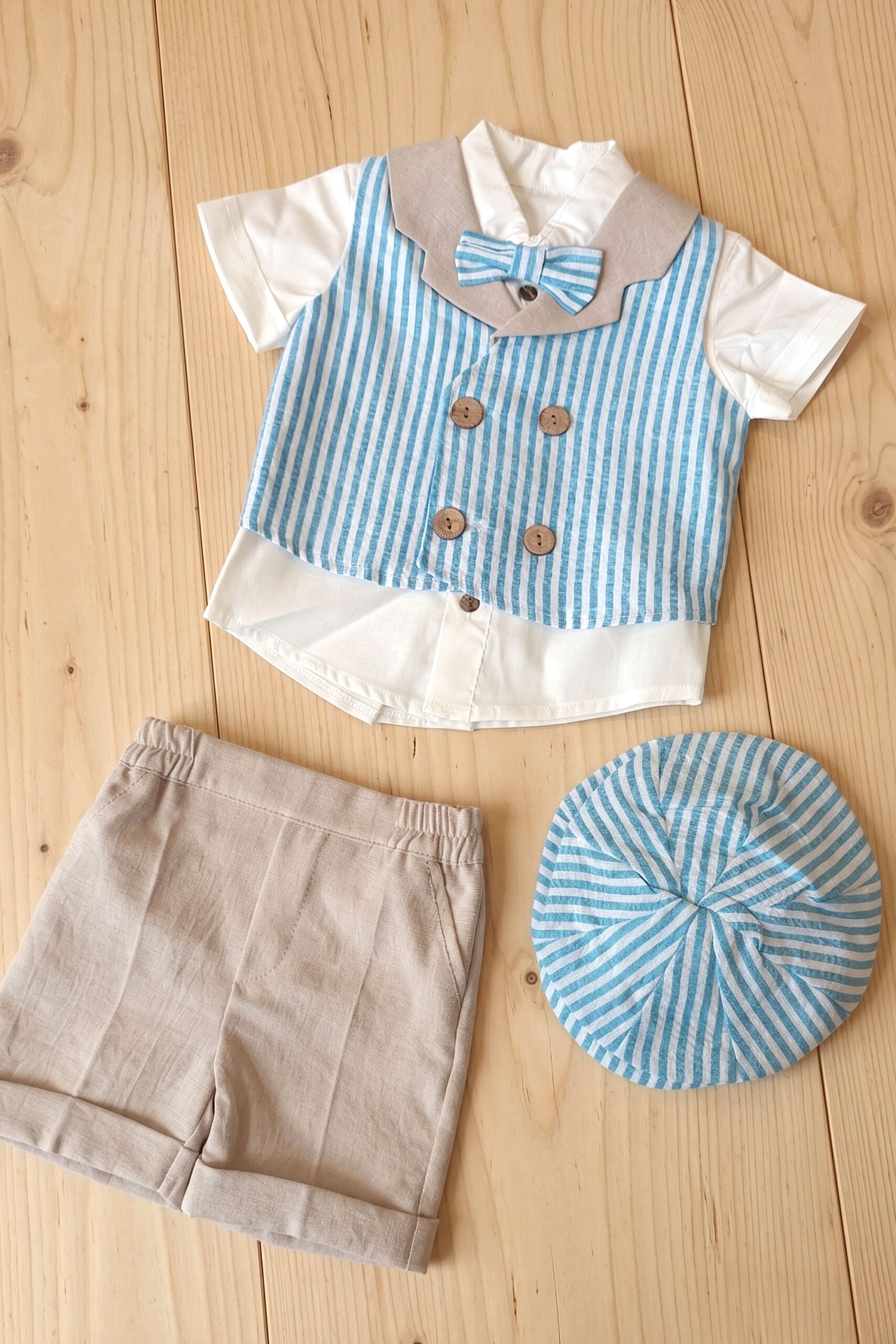 Costum Hugo - vestă dungi cu pantaloni bej 2 Costum De Botez Baieti Hugo Bej