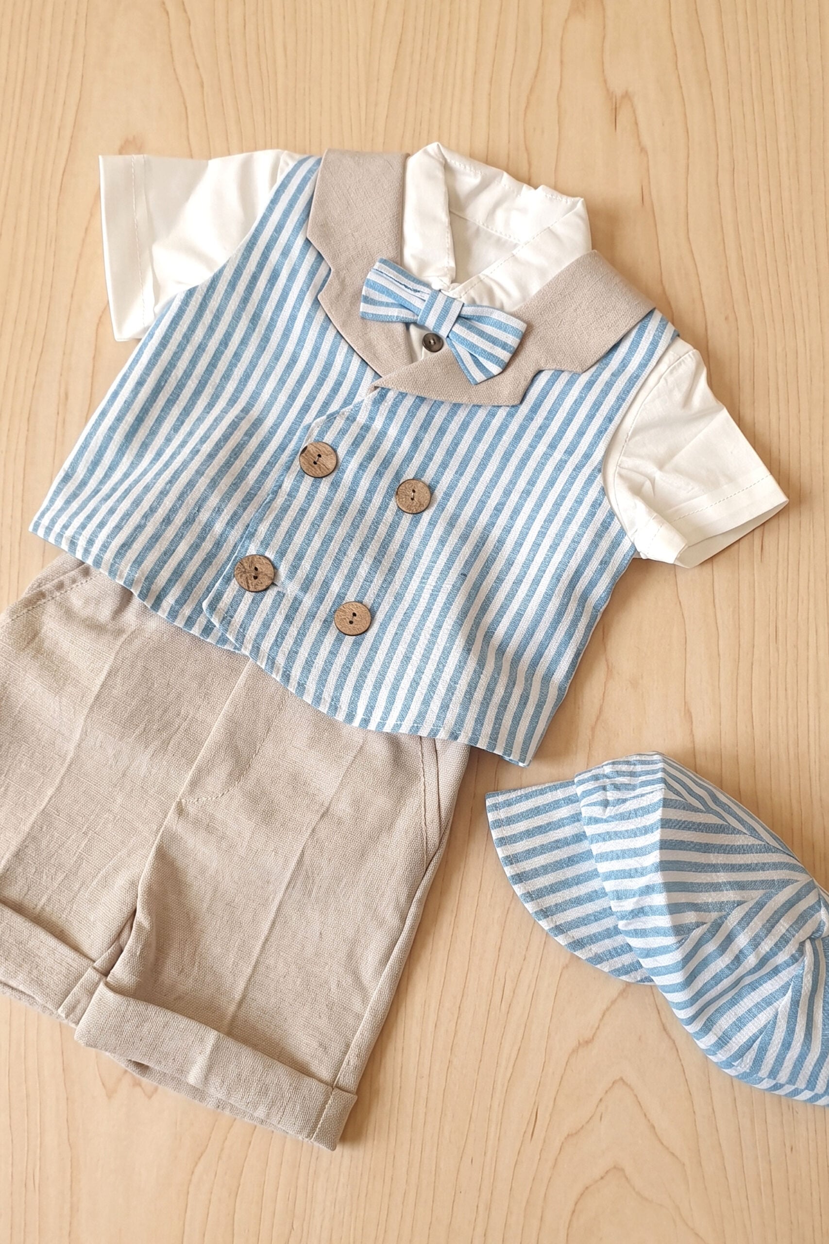 Costum Hugo - vestă dungi cu pantaloni bej 3 Costum De Botez Baieti Hugo Bej