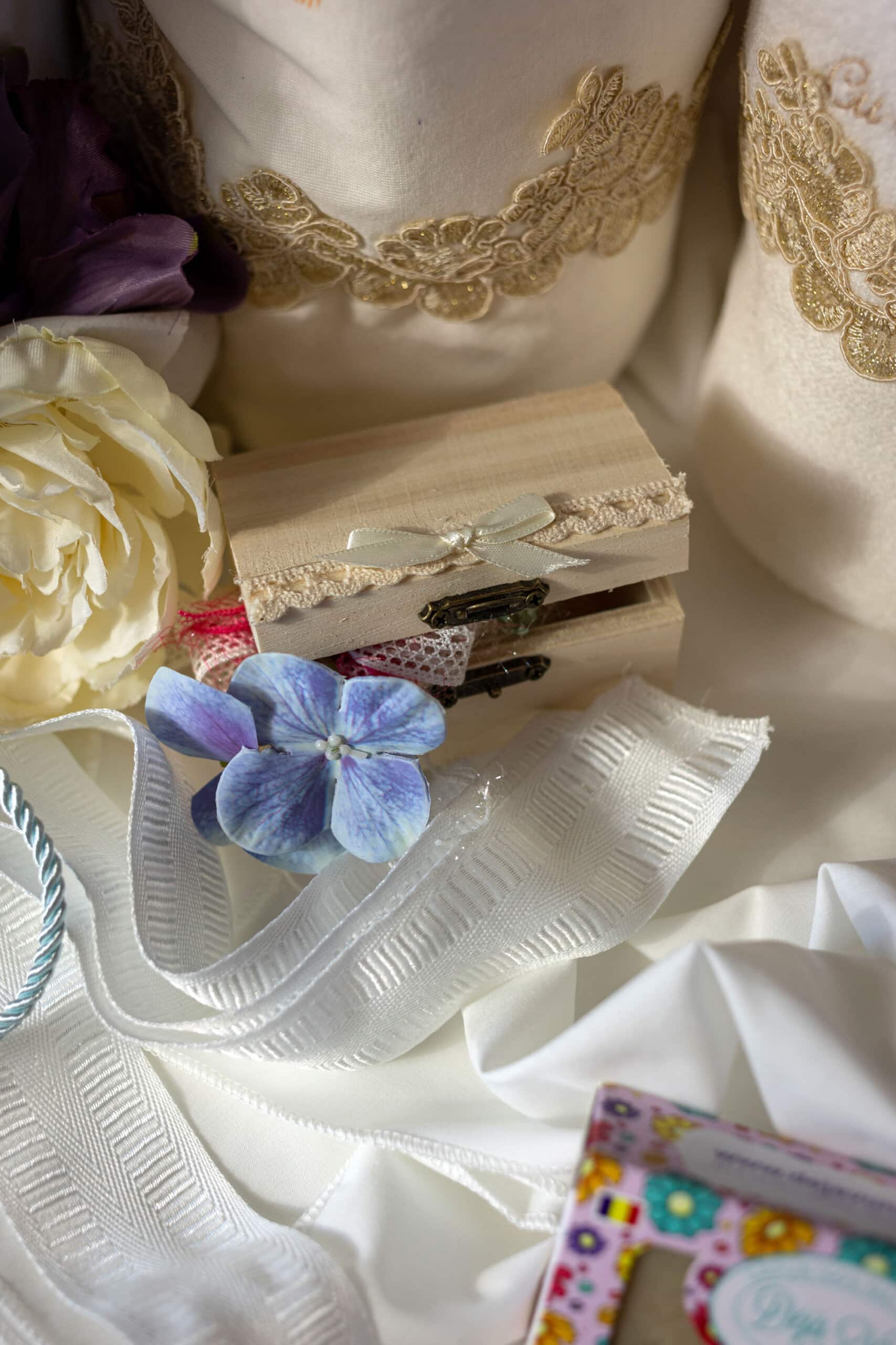 Set complet botez (trusou) - Hugo - vestă dungi cu pantaloni bej 12 Set complet botez (trusou) - Hugo - vestă dungi cu pantaloni bej - imagine 12