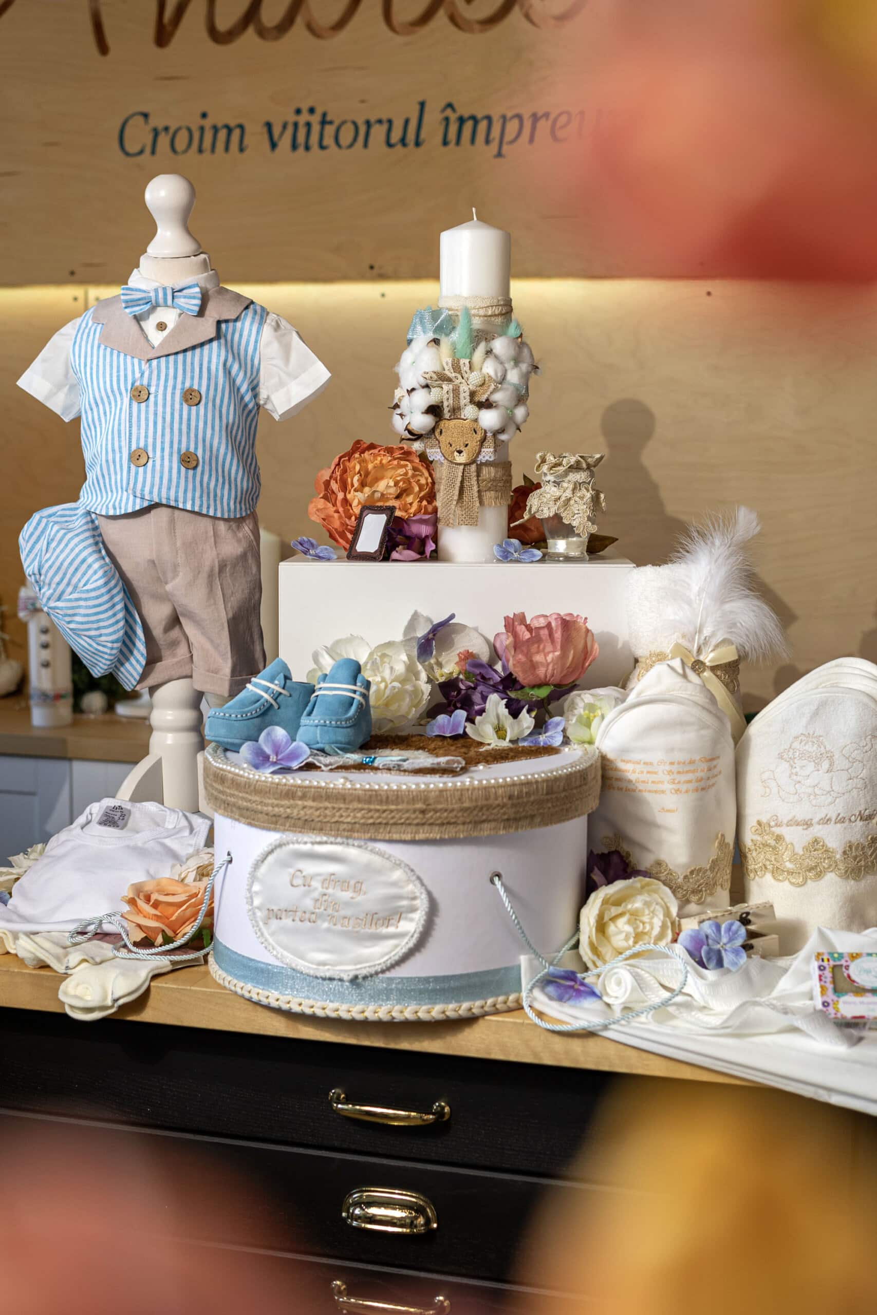 Set complet botez (trusou) - Hugo - vestă dungi cu pantaloni bej 1 Set complet botez (trusou) - Hugo - vestă dungi cu pantaloni bej