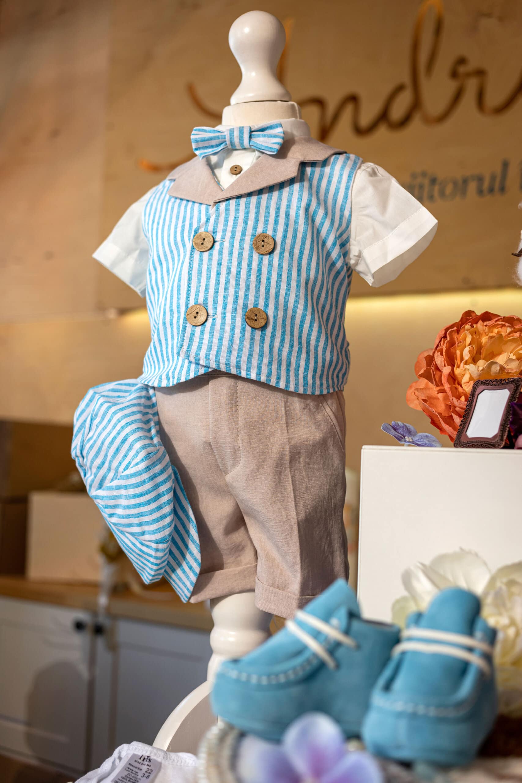 Set complet botez (trusou) - Hugo - vestă dungi cu pantaloni bej 5 Set complet botez (trusou) - Hugo - vestă dungi cu pantaloni bej - imagine 5