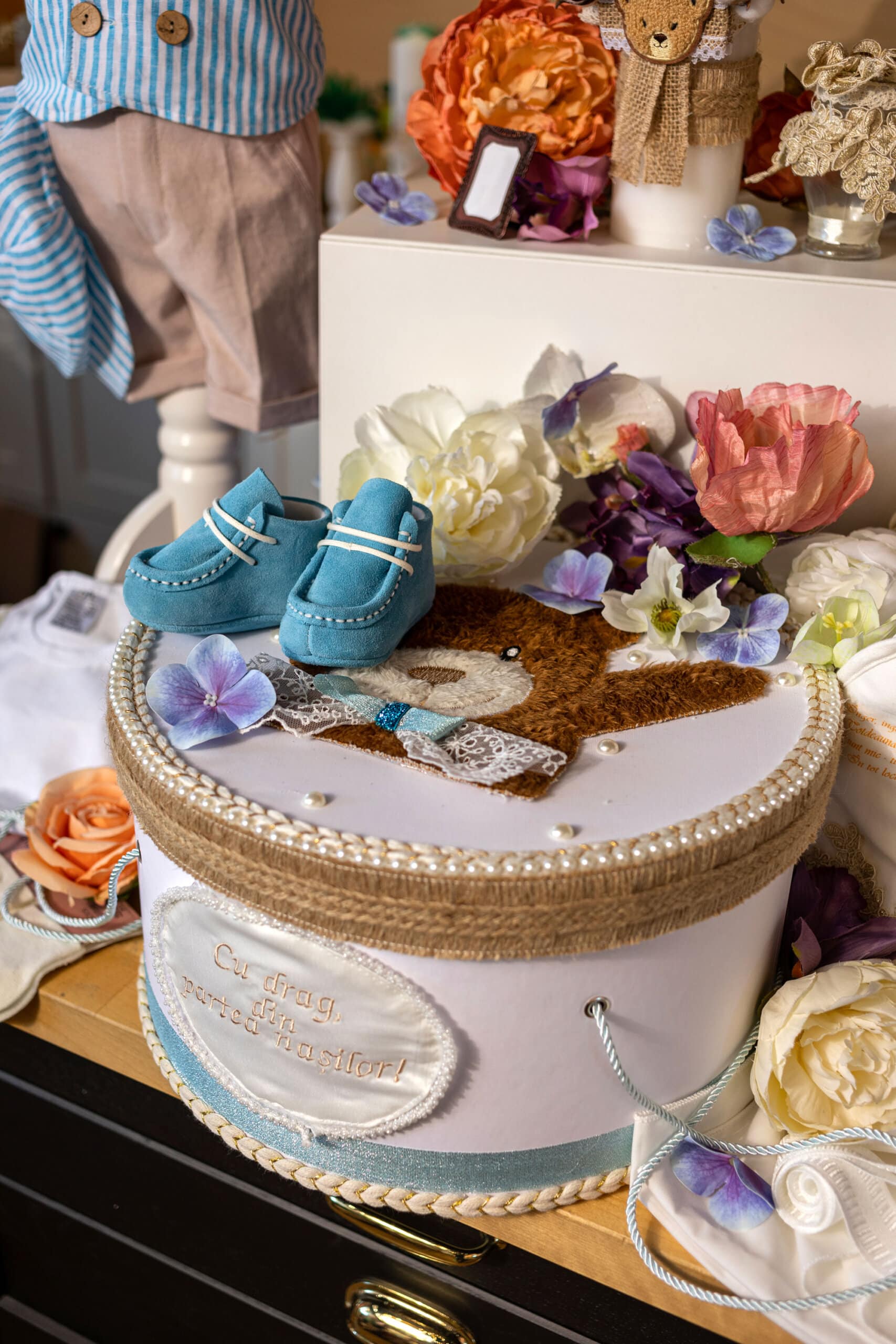 Set complet botez (trusou) - Hugo - vestă dungi cu pantaloni bej 3 Set complet botez (trusou) - Hugo - vestă dungi cu pantaloni bej - imagine 3