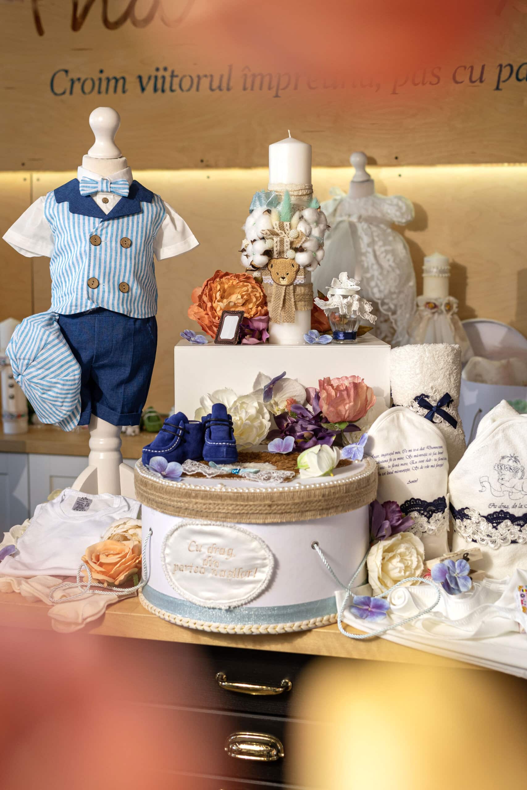 Set complet botez (trusou) - Hugo - vestă dungi cu pantaloni albastru 1 Set complet botez (trusou) - Hugo - vestă dungi cu pantaloni albastru