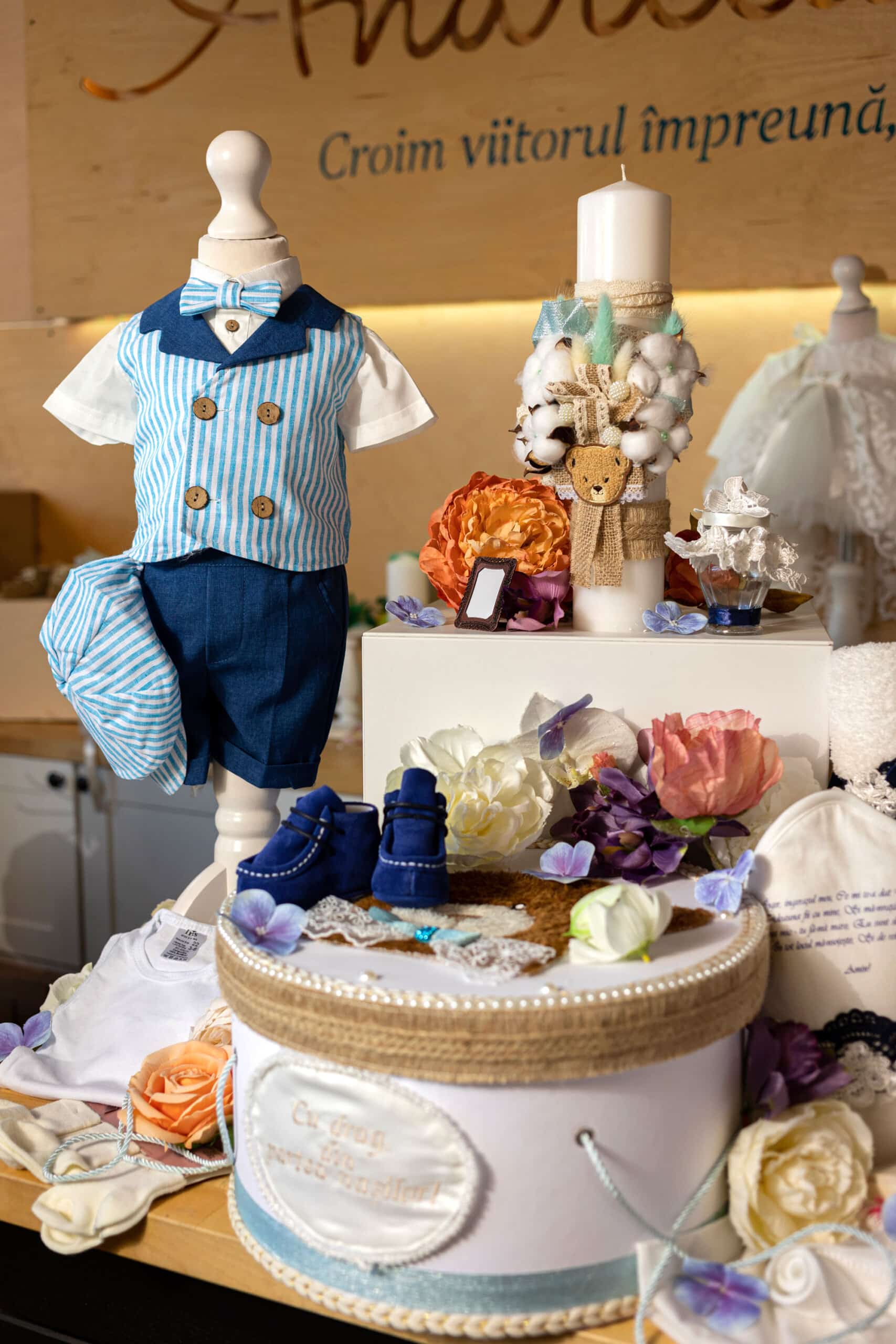 Set complet botez (trusou) - Hugo - vestă dungi cu pantaloni albastru 2 Set complet botez (trusou) - Hugo - vestă dungi cu pantaloni albastru - imagine 2