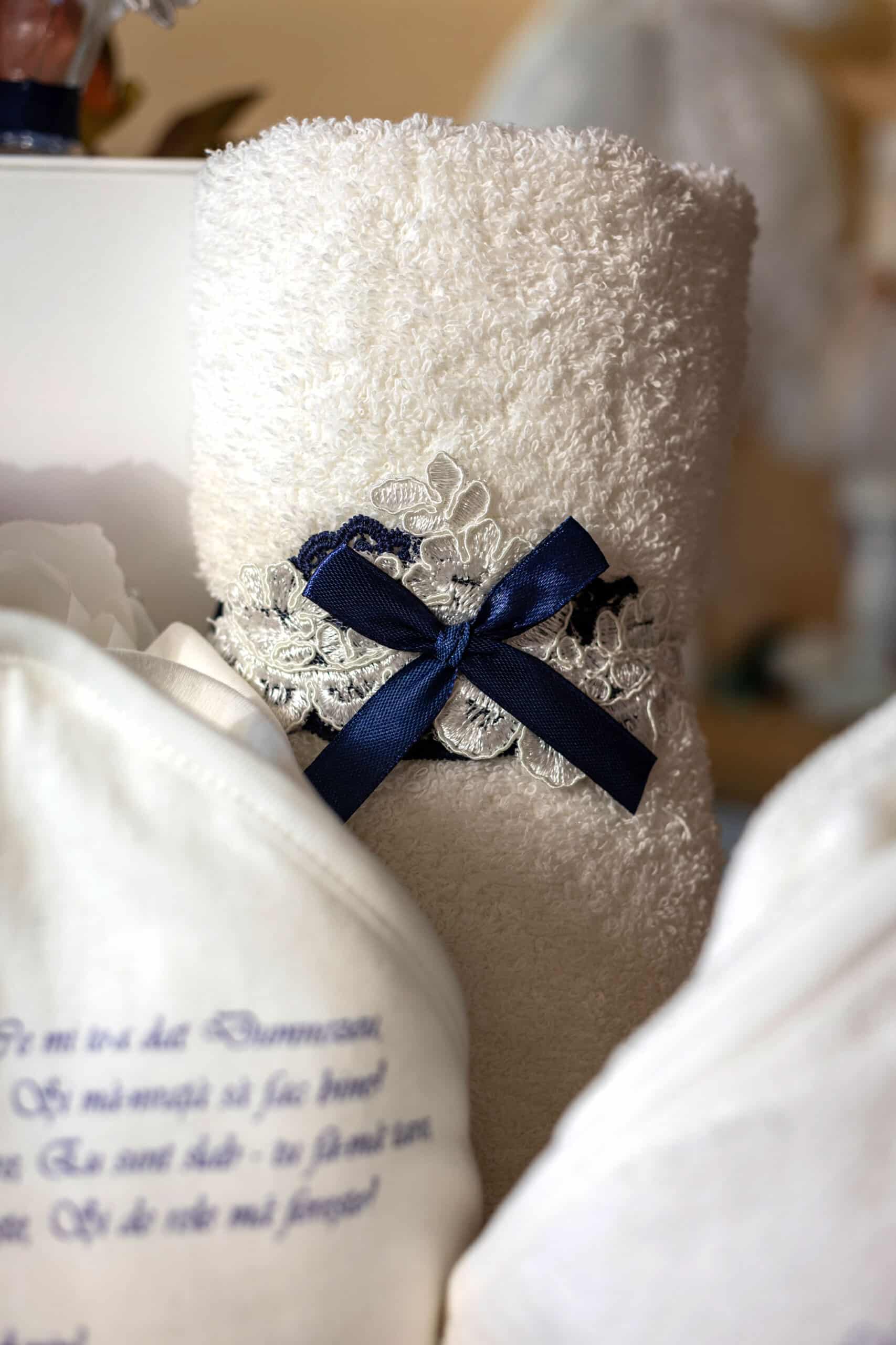 Set complet botez (trusou) - Hugo - vestă dungi cu pantaloni albastru 10 Set complet botez (trusou) - Hugo - vestă dungi cu pantaloni albastru - imagine 10