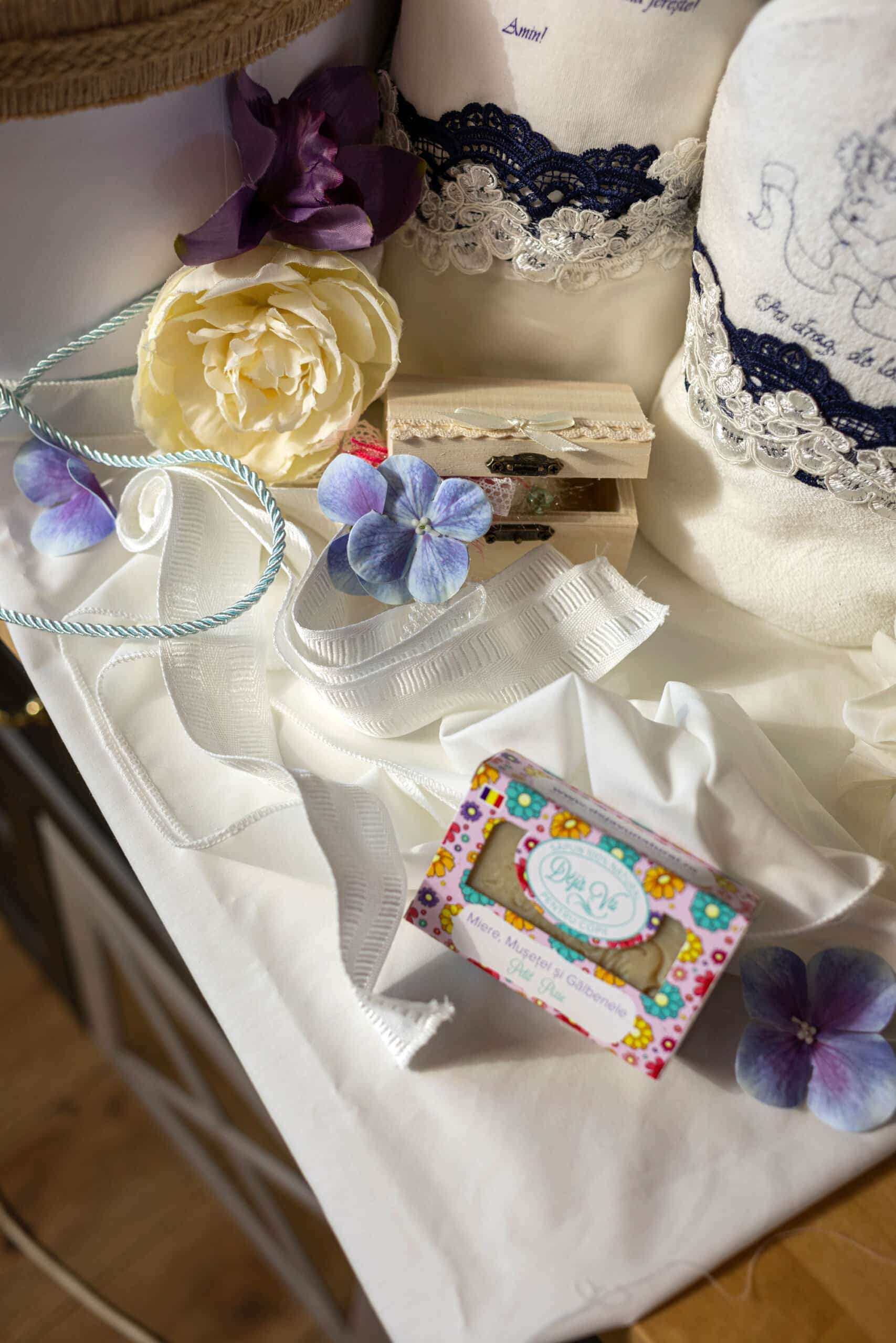 Set complet botez (trusou) - Hugo - vestă dungi cu pantaloni albastru 9 Set complet botez (trusou) - Hugo - vestă dungi cu pantaloni albastru - imagine 9