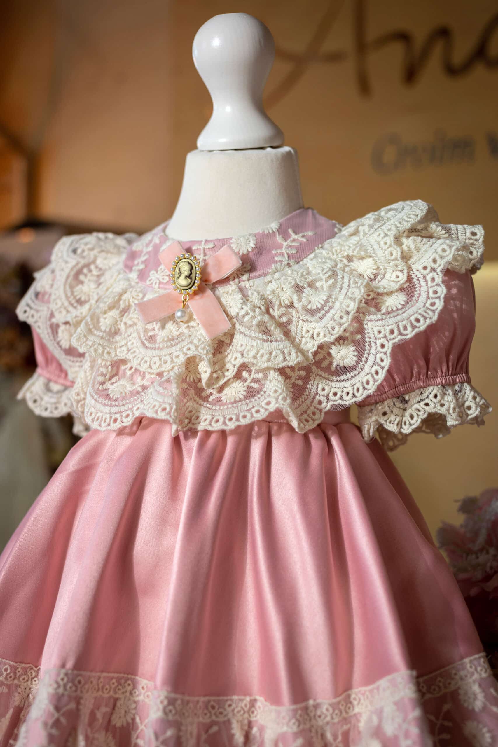 Set complet botez (trusou) - Catherine - roz - mânecă scurtă 4 Set complet botez (trusou) - Catherine - roz - mânecă scurtă - imagine 4