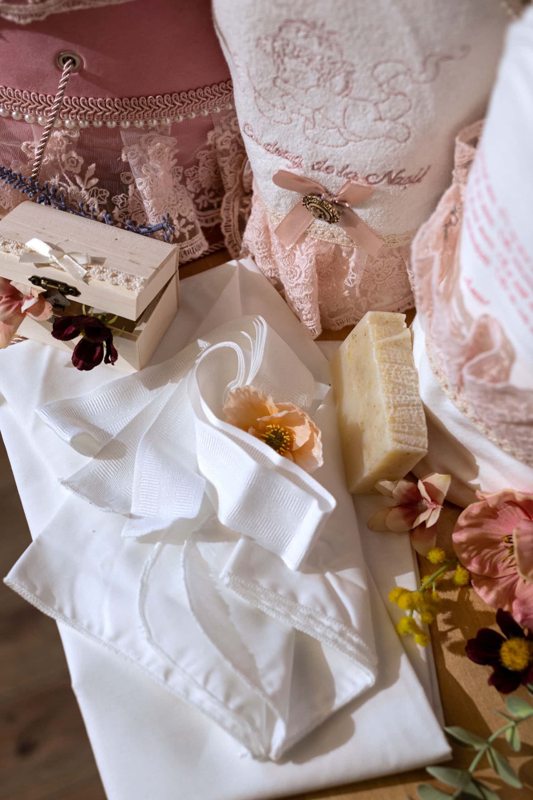 Set complet botez (trusou) - Catherine - roz - mânecă lungă 16 Set complet botez (trusou) - Catherine - roz - mânecă lungă - imagine 16