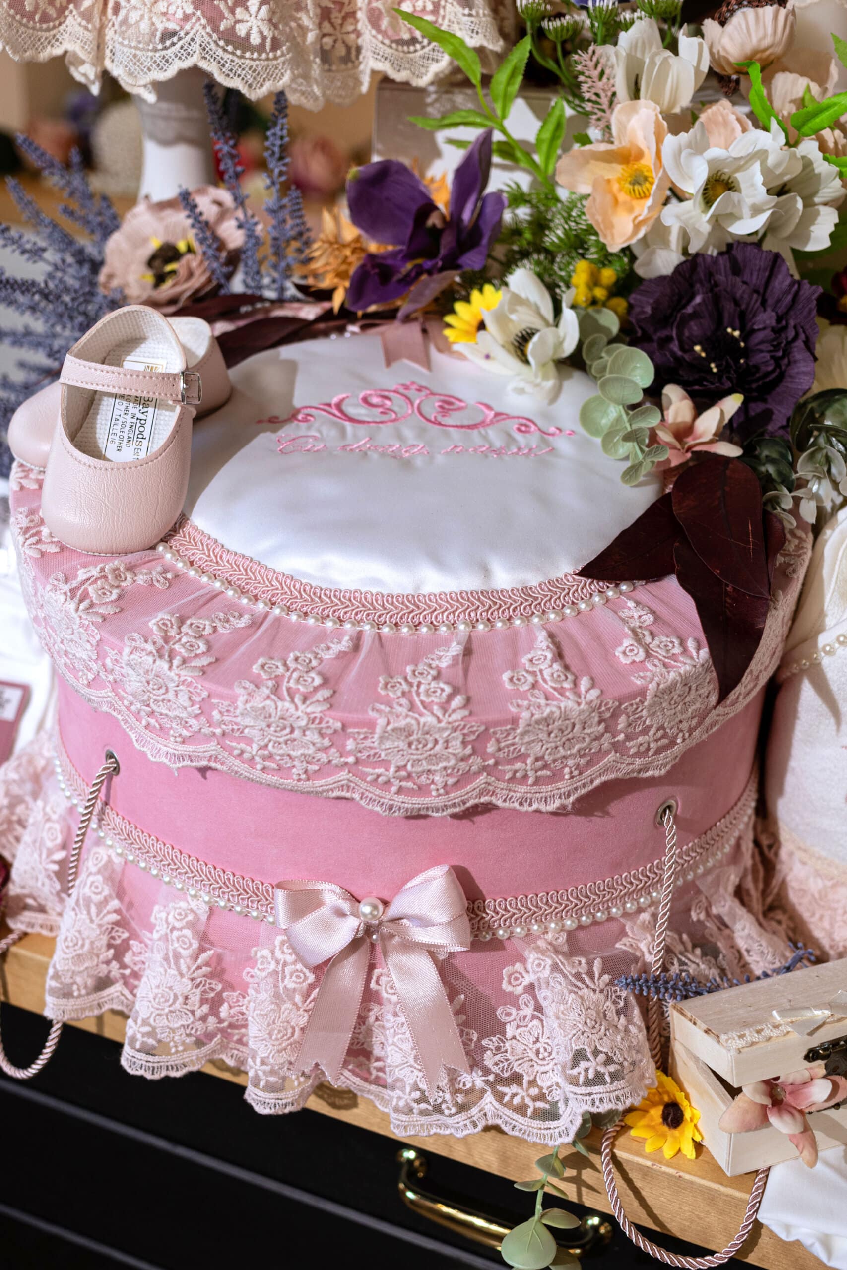 Set complet botez (trusou) - Catherine - roz - mânecă lungă 17 Set complet botez (trusou) - Catherine - roz - mânecă lungă - imagine 17