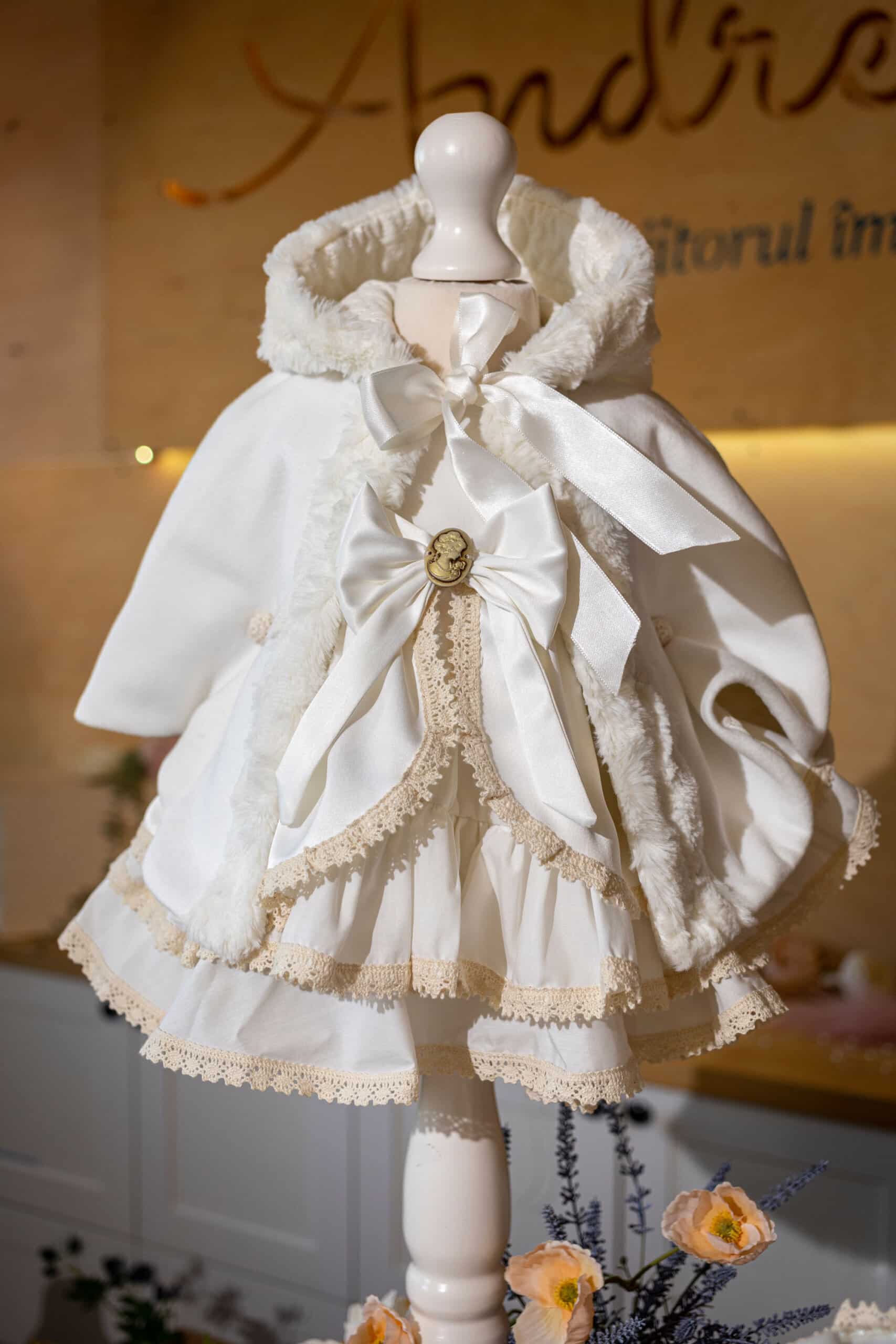 Set Capă+ Rochiță Emily ivoire 2 Set Capă+ Rochiță Emily ivoire - imagine 2