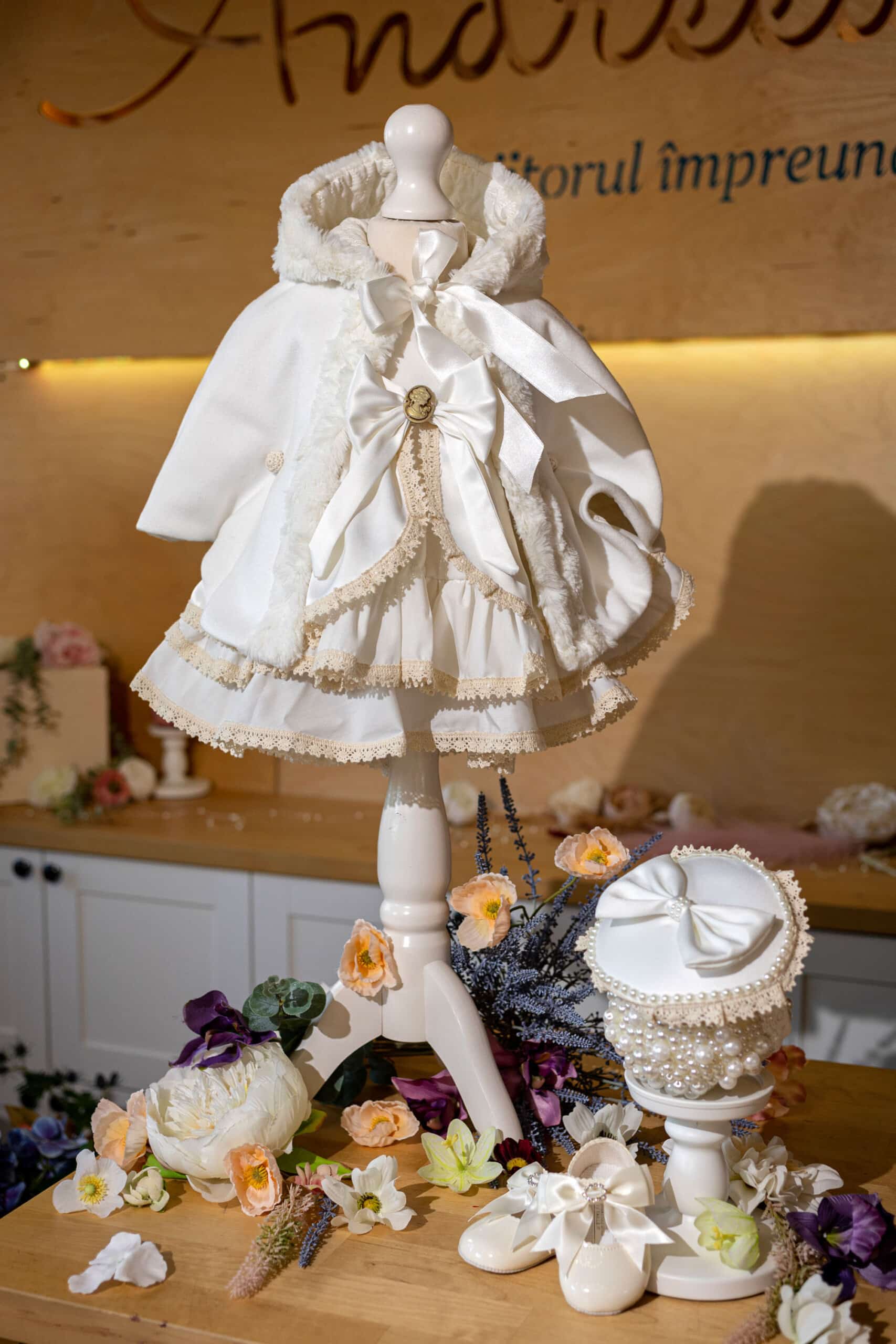 Set Capă+ Rochiță Emily ivoire 1 Set Capă+ Rochiță Emily ivoire