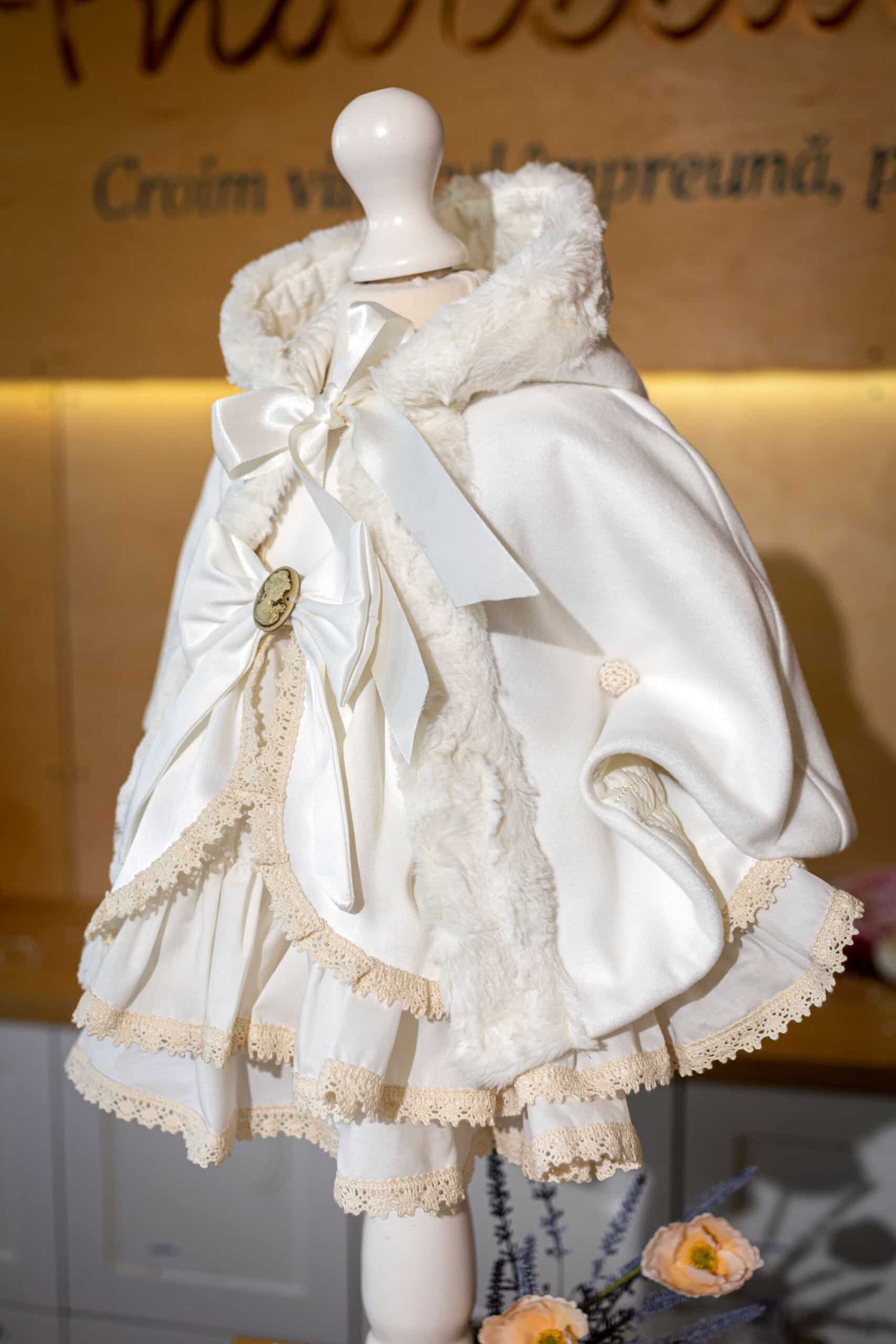 Set Capă+ Rochiță Emily ivoire 8 Set Capă+ Rochiță Emily ivoire - imagine 8