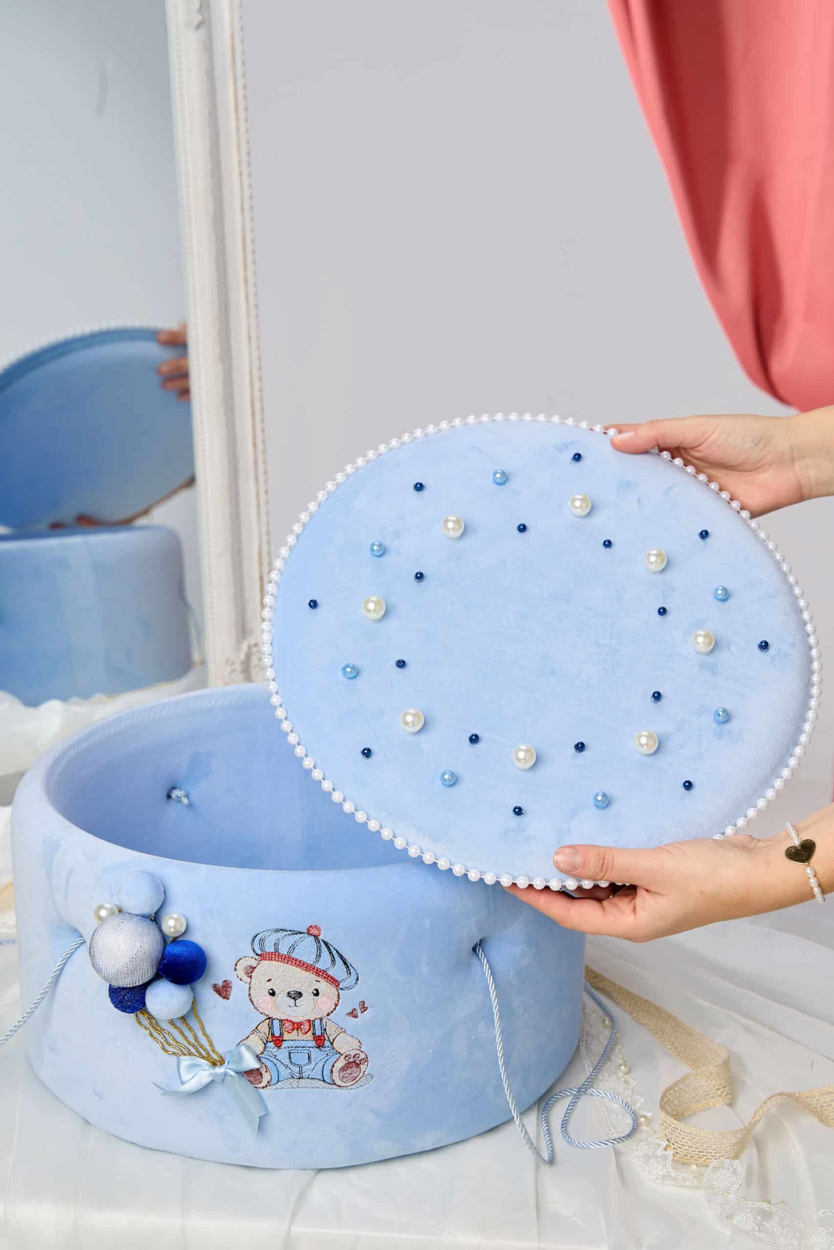 Cufăr capitonat Ursuleț cu baloane - bleu - Dimensiune XXL, Model Deluxe Capitonat 2 Cufăr capitonat Ursuleț cu baloane - bleu - Dimensiune XXL, Model Deluxe Capitonat - imagine 2