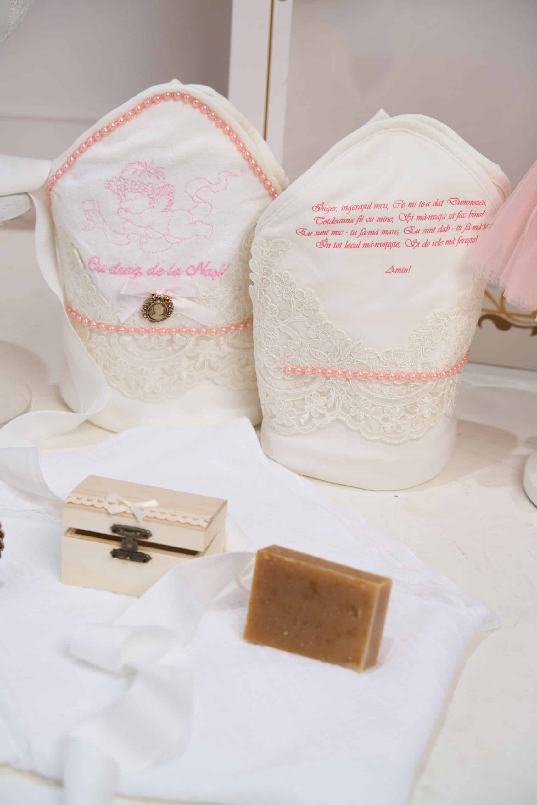 Set Caroline roz + Trusou + Lumânare - roz 7 Set Caroline roz + Trusou + Lumânare - roz - imagine 7