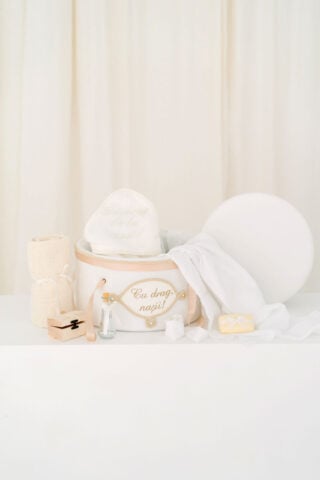 Pachet botez -20% REDUCERE – Cufăr buretat + Trusou PureBebe - bej