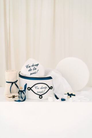 Pachet botez -20% REDUCERE – Cufăr buretat + Trusou PureBebe - bleumarin