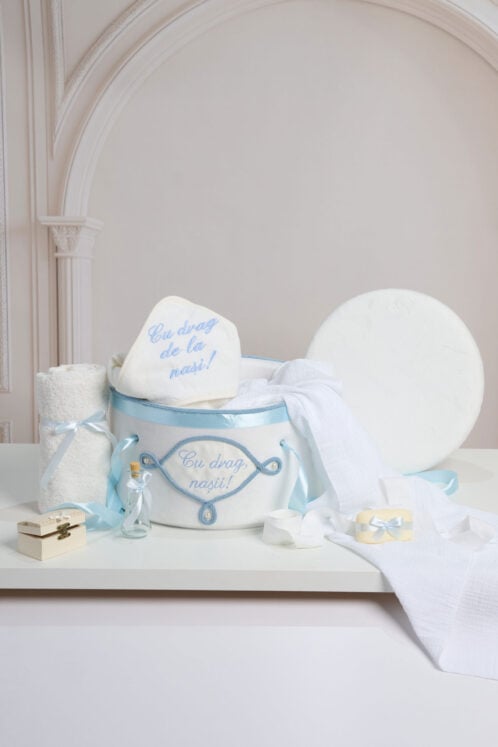 Pachet botez -20% REDUCERE – Cufăr buretat + Trusou PureBebe - bleu