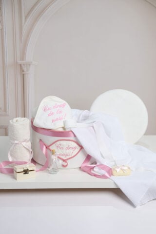 Pachet botez -20% REDUCERE – Cufăr buretat + Trusou PureBebe - roz