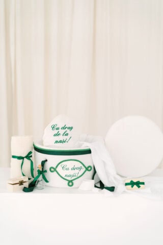Pachet botez -20% REDUCERE – Cufăr buretat + Trusou PureBebe - verde