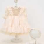 Rochiță botez O alegere rafinată pentru prima mare sărbătoare din viața micuței tale, rochia „Rază de Borangic” îmbină tradiția și delicatețea într-o piesă de poveste.