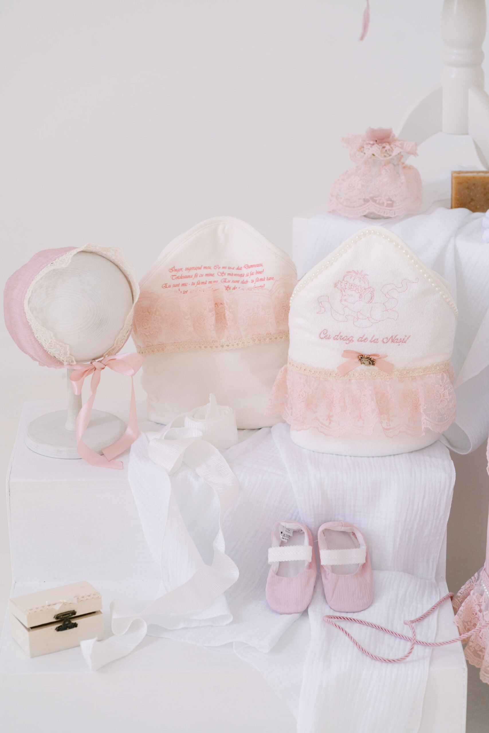 Set complet botez (trusou) - Rază de Borangic - roz (mânecă lungă) 5 Set complet botez (trusou) - Rază de Borangic - roz (mânecă lungă) - imagine 5