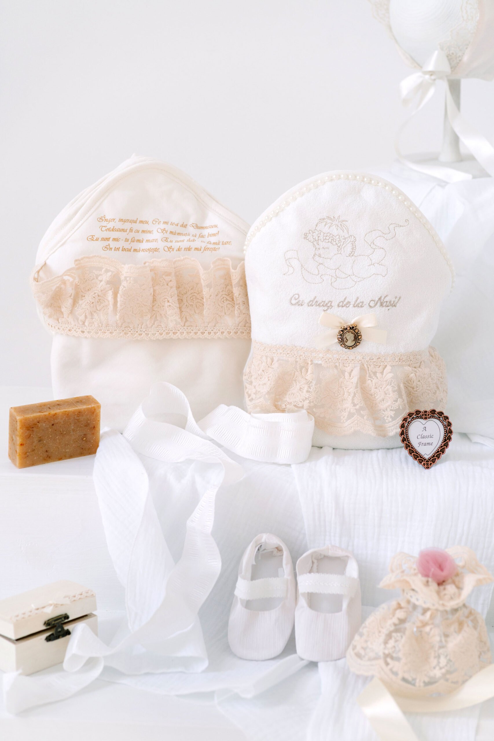 Set complet botez (trusou) - Rază de Borangic - grej (mânecă lungă) 5 Set complet botez (trusou) - Rază de Borangic - grej (mânecă lungă) - imagine 5