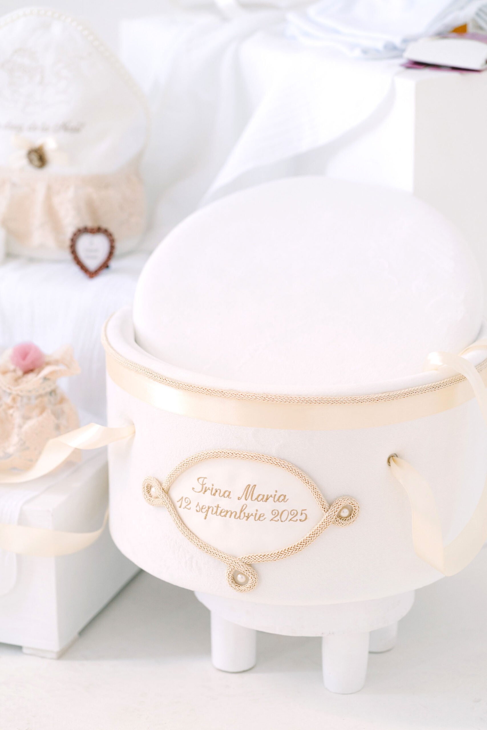 Set complet botez (trusou) - Rază de Borangic - grej (mânecă lungă) 4 Set complet botez (trusou) - Rază de Borangic - grej (mânecă lungă) - imagine 4