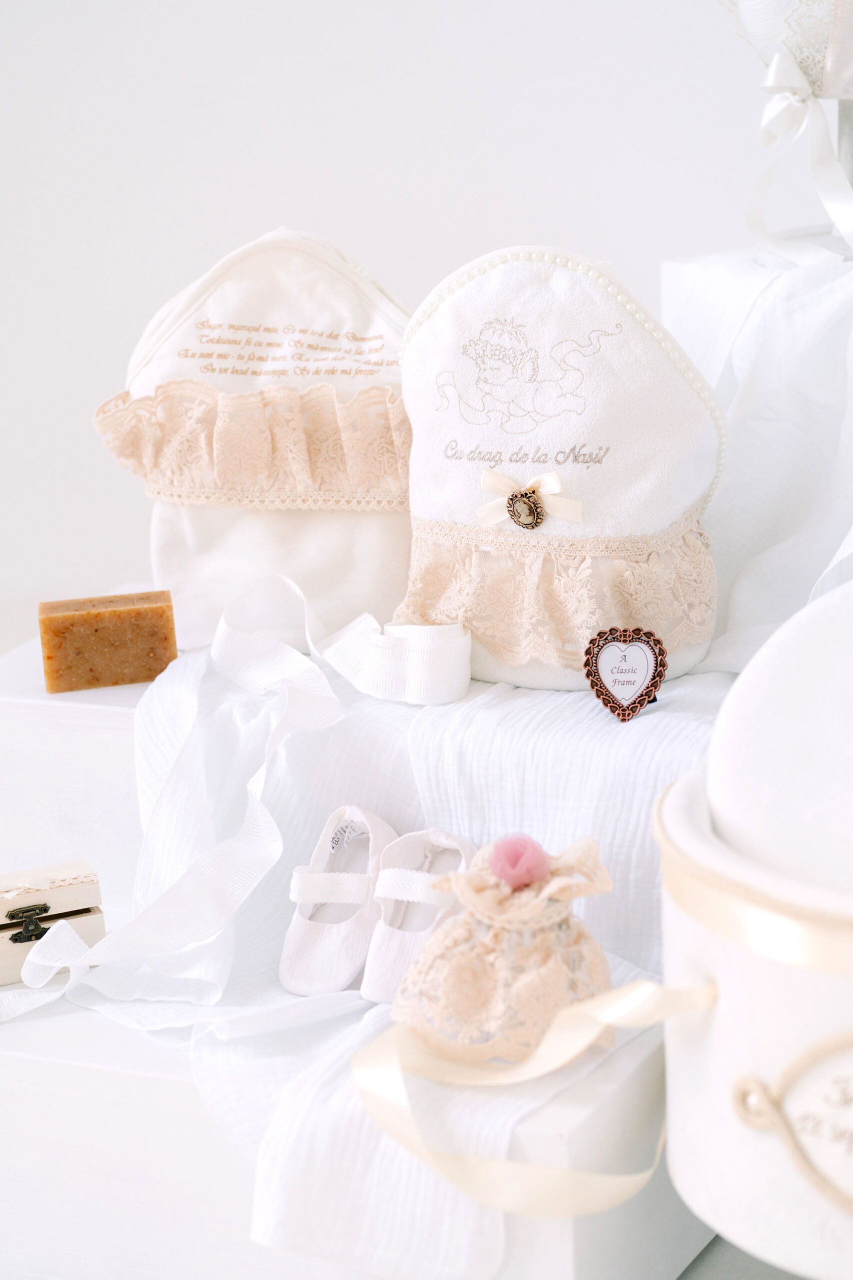 Set complet botez (trusou) - Rază de Borangic - grej (mânecă lungă) 2 Set complet botez (trusou) - Rază de Borangic - grej (mânecă lungă) - imagine 2