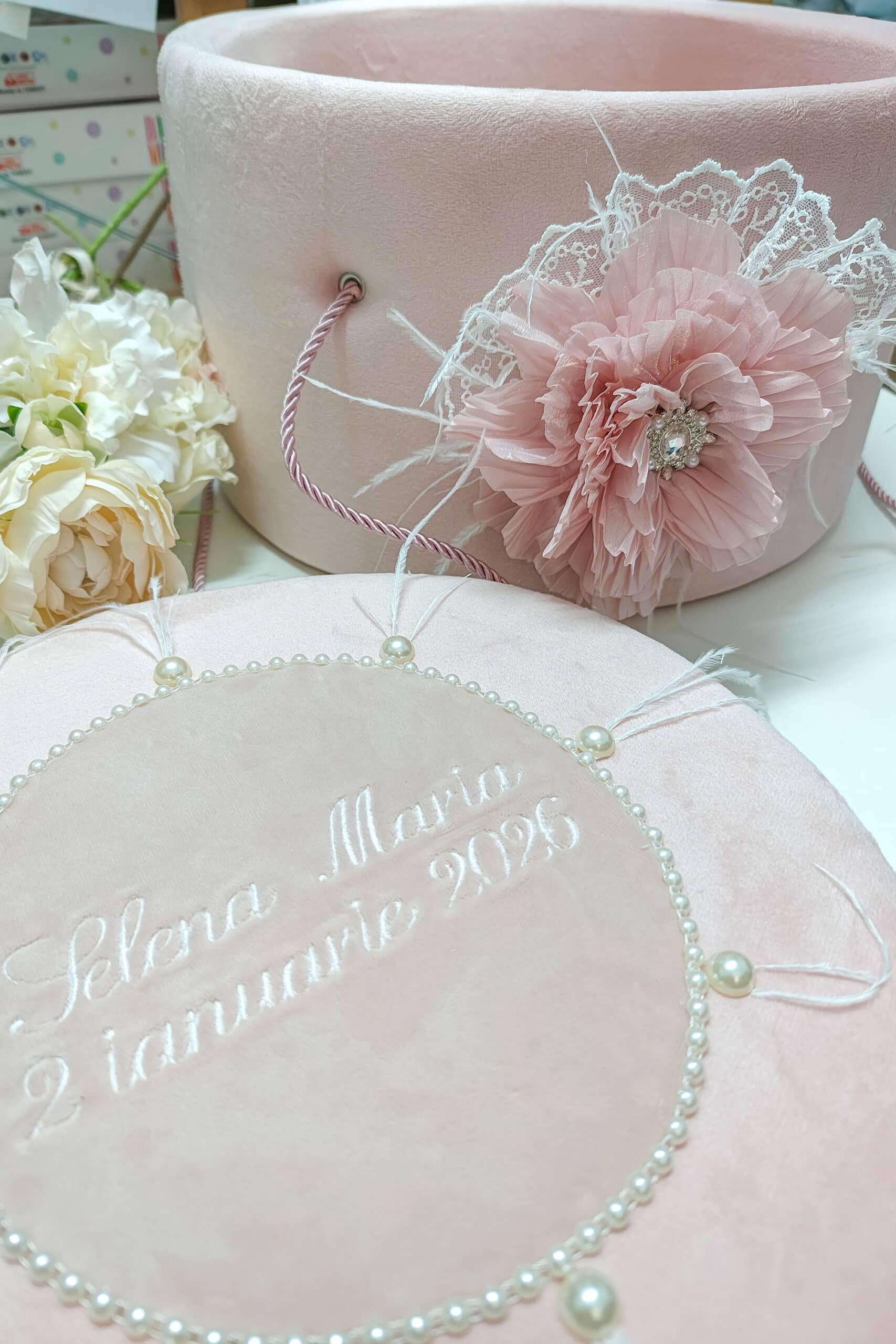 Pachet botez -20% REDUCERE – Cufăr FLOARE buretat + Trusou PureBebe - roz 4 Pachet botez -20% REDUCERE – Cufăr FLOARE buretat + Trusou PureBebe - roz - imagine 4