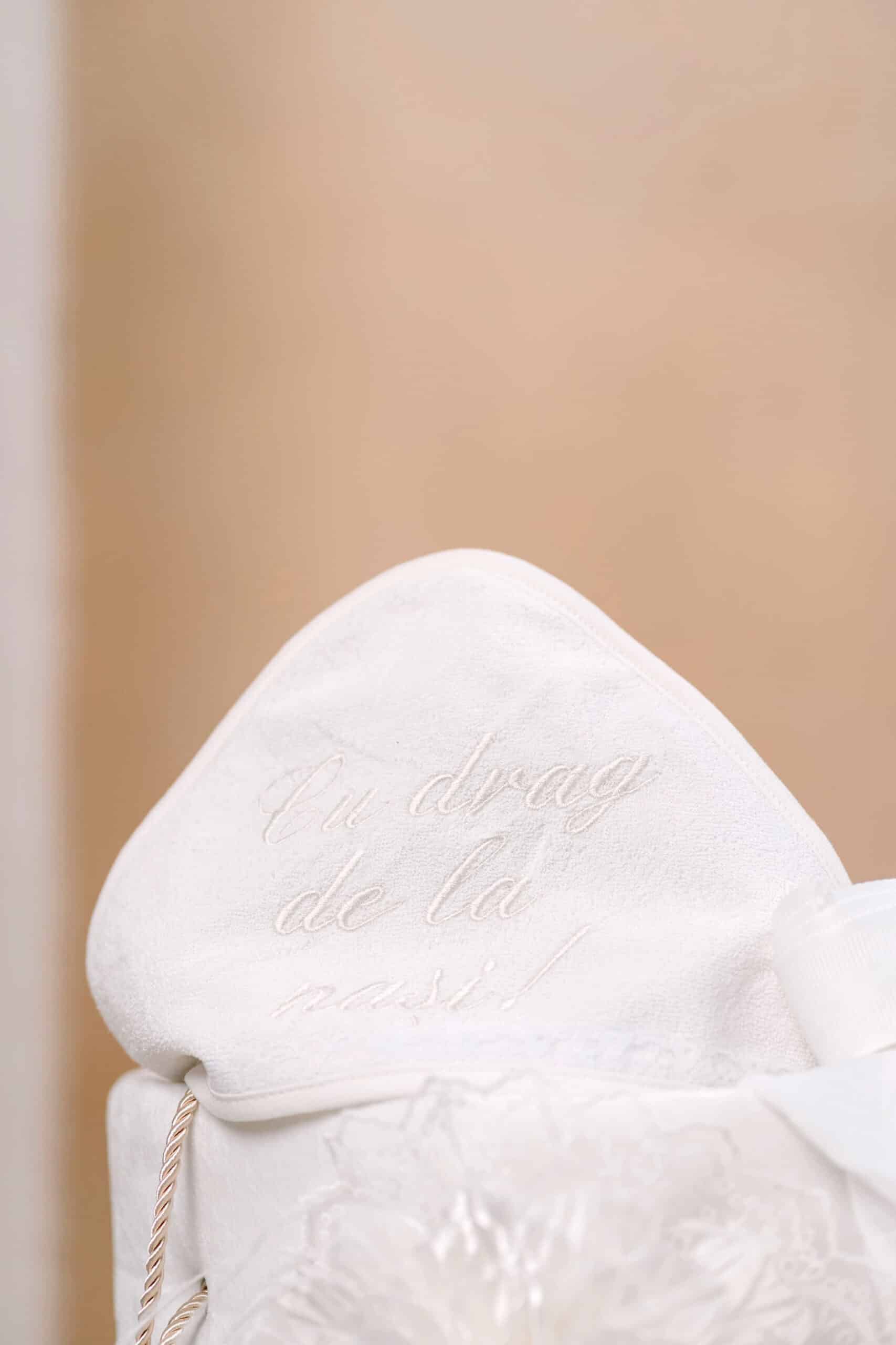 Pachet botez -20% REDUCERE – Cufăr FLOARE buretat + Trusou PureBebe - ivoire 4 Pachet botez -20% REDUCERE – Cufăr FLOARE buretat + Trusou PureBebe - ivoire - imagine 4