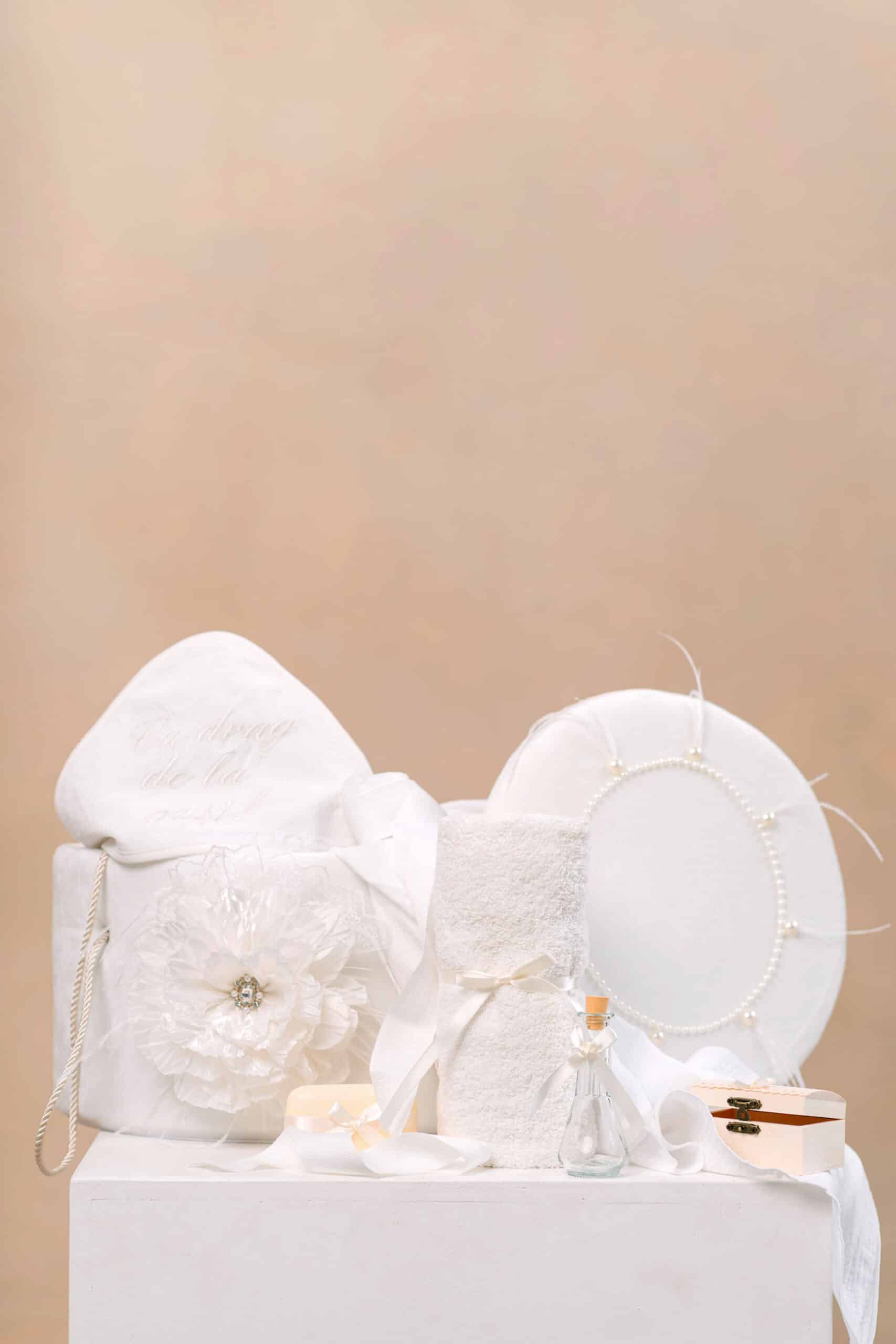 Pachet botez -20% REDUCERE – Cufăr FLOARE buretat + Trusou PureBebe - ivoire 1 ✨ Pachet botez cu -20% REDUCERE – Cufăr buretat FLOARE + Trusou PureBebe