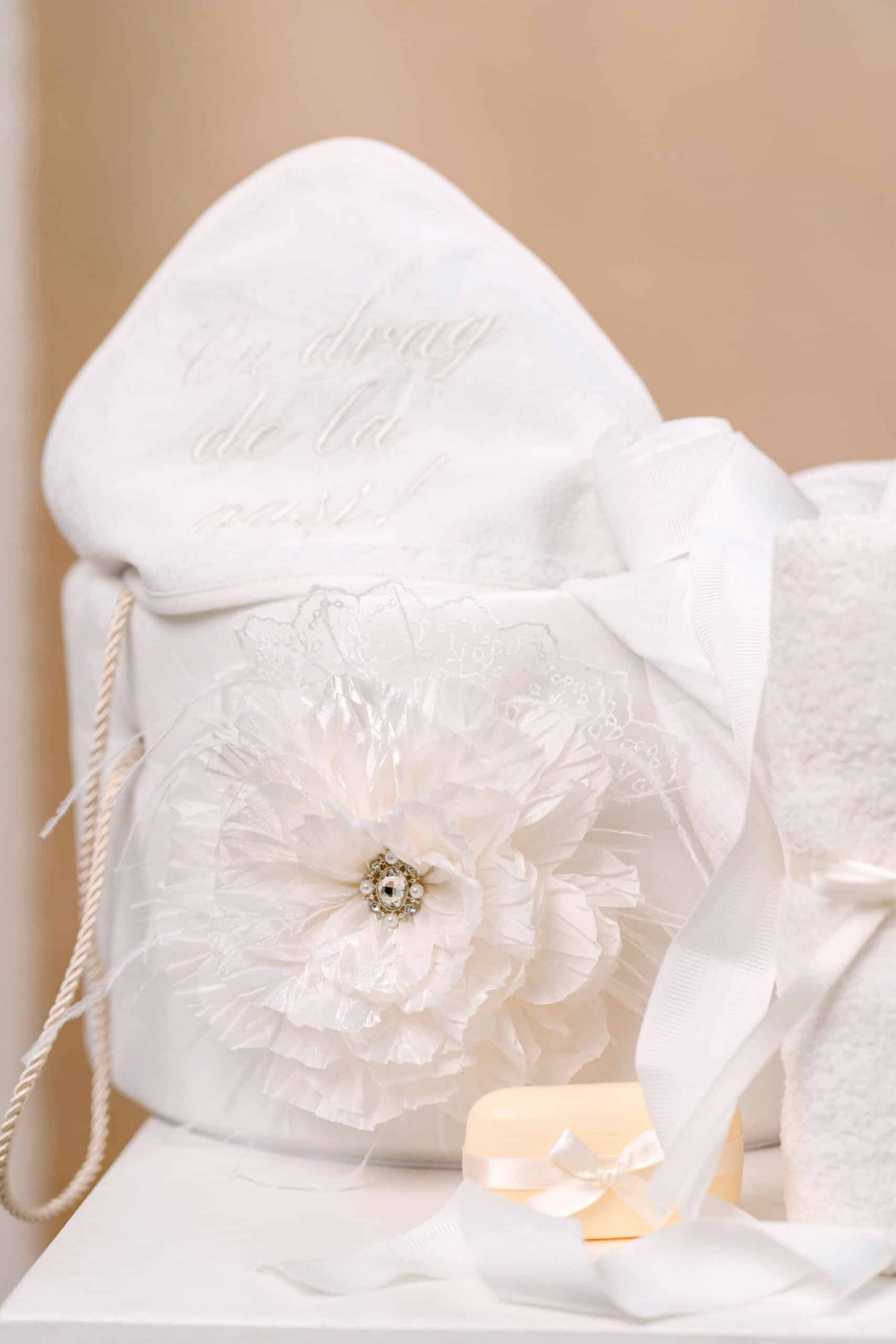 Pachet botez -20% REDUCERE – Cufăr FLOARE buretat + Trusou PureBebe - ivoire 3 Pachet botez -20% REDUCERE – Cufăr FLOARE buretat + Trusou PureBebe - ivoire - imagine 3