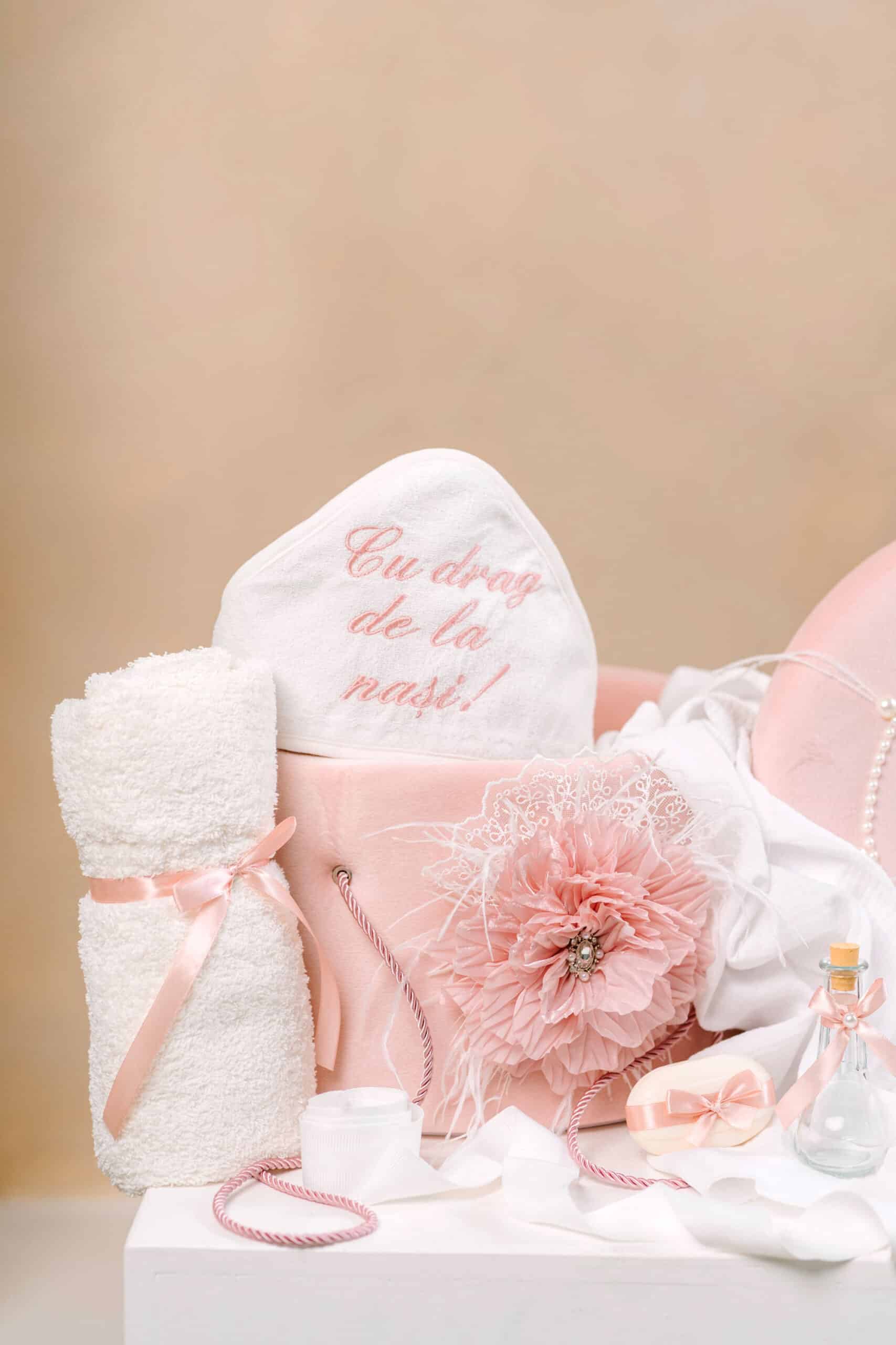 Pachet botez -20% REDUCERE – Cufăr FLOARE buretat + Trusou PureBebe - roz 5 Pachet botez -20% REDUCERE – Cufăr FLOARE buretat + Trusou PureBebe - roz - imagine 5