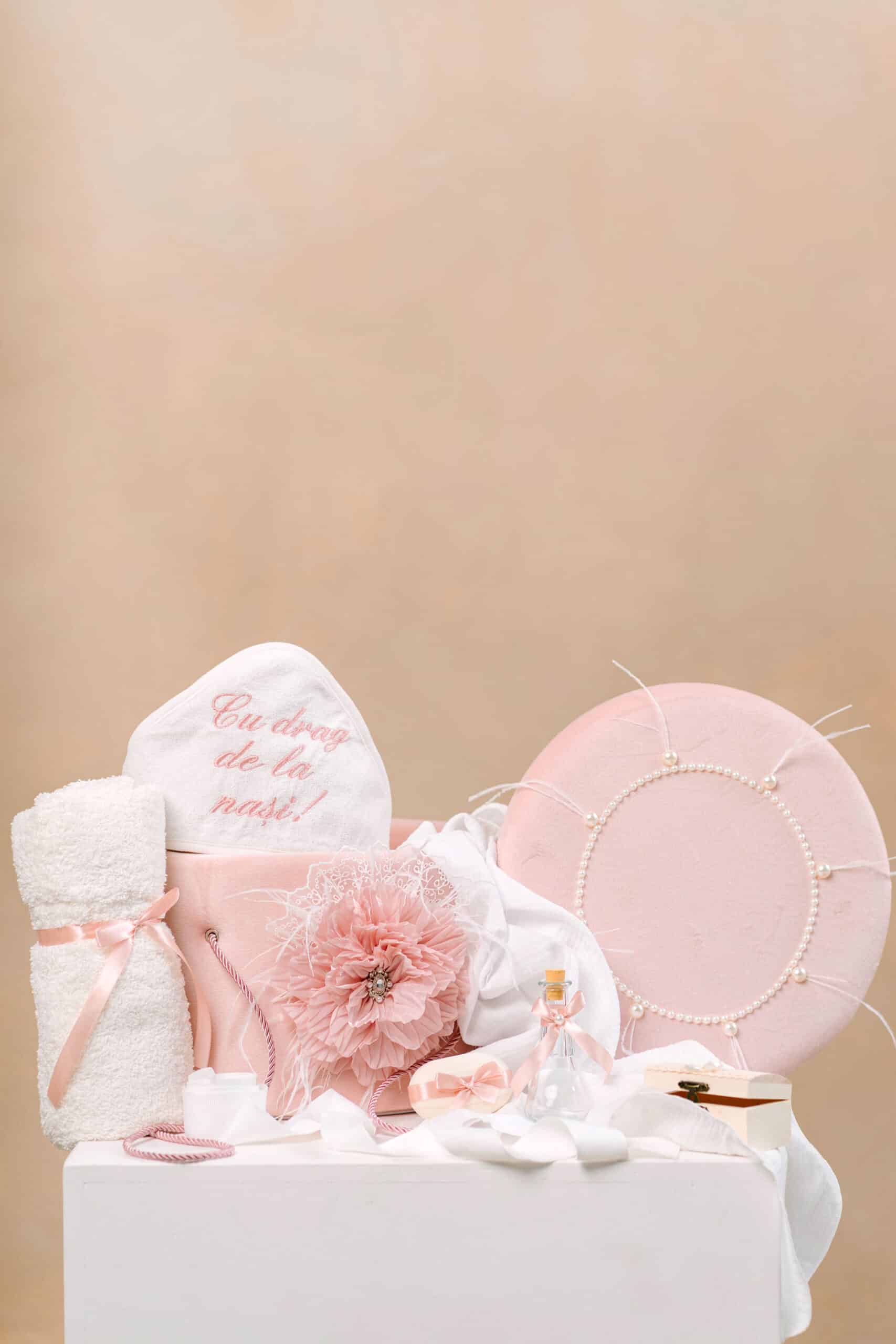 Pachet botez -20% REDUCERE – Cufăr FLOARE buretat + Trusou PureBebe - roz 1 ✨ Pachet botez cu -20% REDUCERE – Cufăr buretat FLOARE + Trusou PureBebe