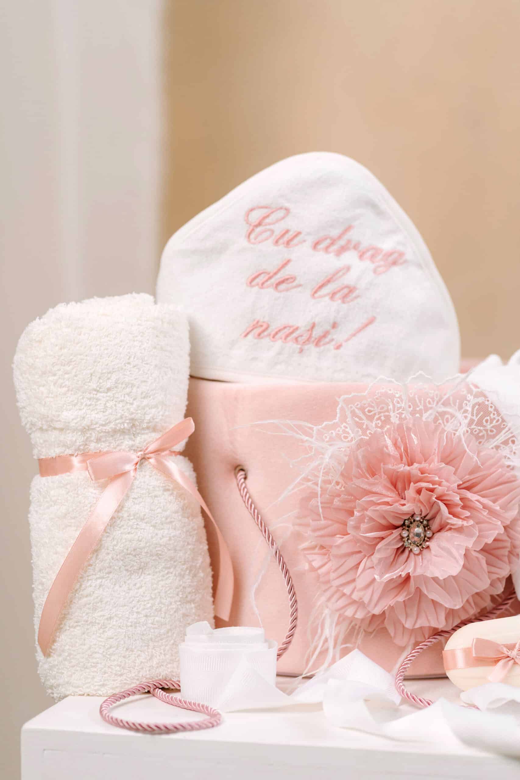 Pachet botez -20% REDUCERE – Cufăr FLOARE buretat + Trusou PureBebe - roz 7 Pachet botez -20% REDUCERE – Cufăr FLOARE buretat + Trusou PureBebe - roz - imagine 7