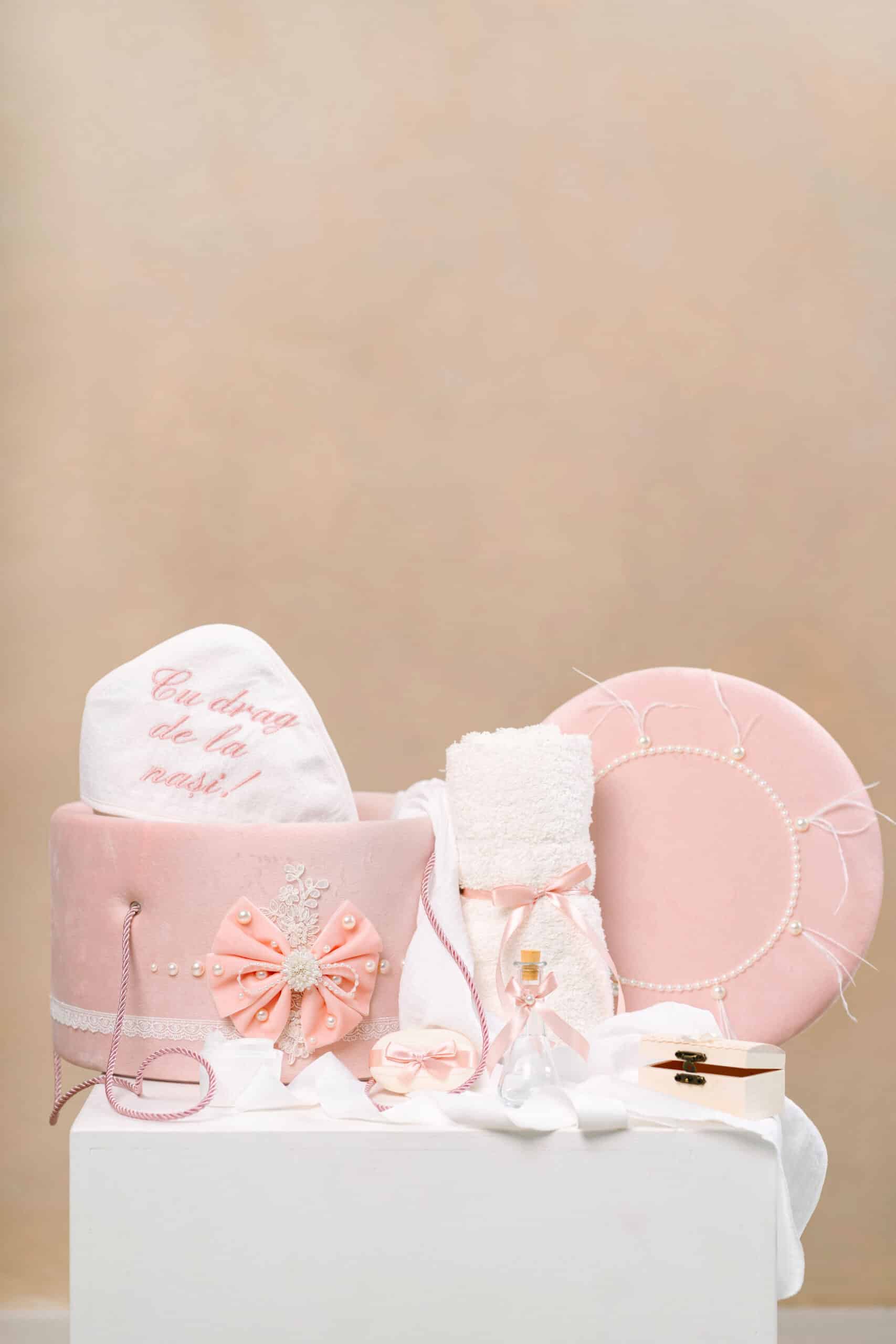 Pachet botez -20% REDUCERE – Cufăr FUNDĂ buretat + Trusou PureBebe - roz 1 ✨ Pachet botez cu -20% REDUCERE – Cufăr buretat FUNDĂ + Trusou PureBebe