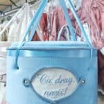 Cufăr botez COLOR buretat din catifea pufoasă - bleu Realizat din catifea pufoasă ivoire, acest cufăr buretat este o alegere rafinată pentru părinții și nașii care iubesc simplitatea elegantă.