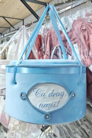 Cufăr botez COLOR buretat din catifea pufoasă - bleu Realizat din catifea pufoasă ivoire, acest cufăr buretat este o alegere rafinată pentru părinții și nașii care iubesc simplitatea elegantă.