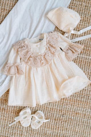 Rochiță Botez „Dantela Bunicii” din Muselină Triplustrat și Dantelă Croșetată - ivoire