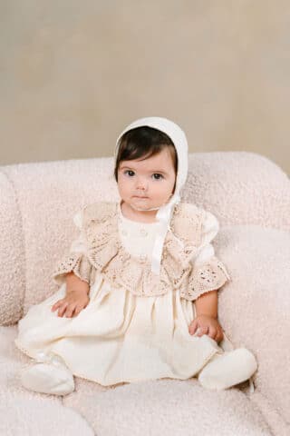 Rochiță Botez „Dantela Bunicii” din Muselină Triplustrat și Dantelă Croșetată - ivoire