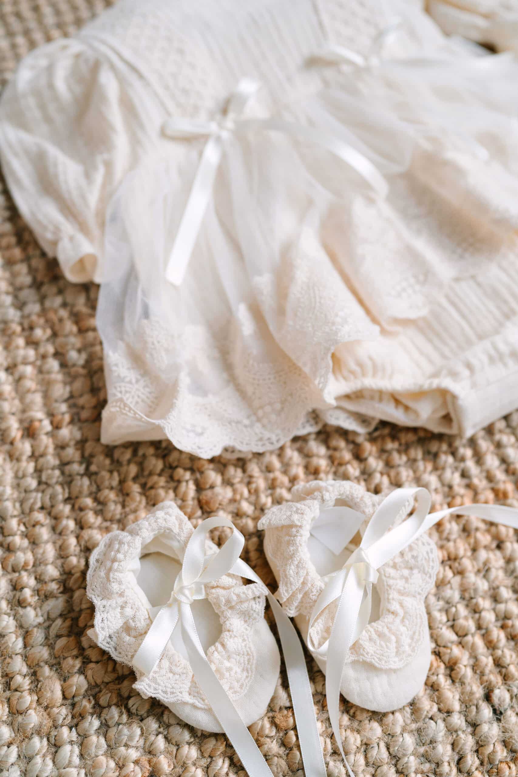 Salopetă bebe Tip Rochiță din Muselină în 3 Straturi cu Tull și Dantelă - 3 piese - ivoire 2 Salopetă bebe Tip Rochiță din Muselină în 3 Straturi cu Tull și Dantelă - 3 piese - ivoire - imagine 2